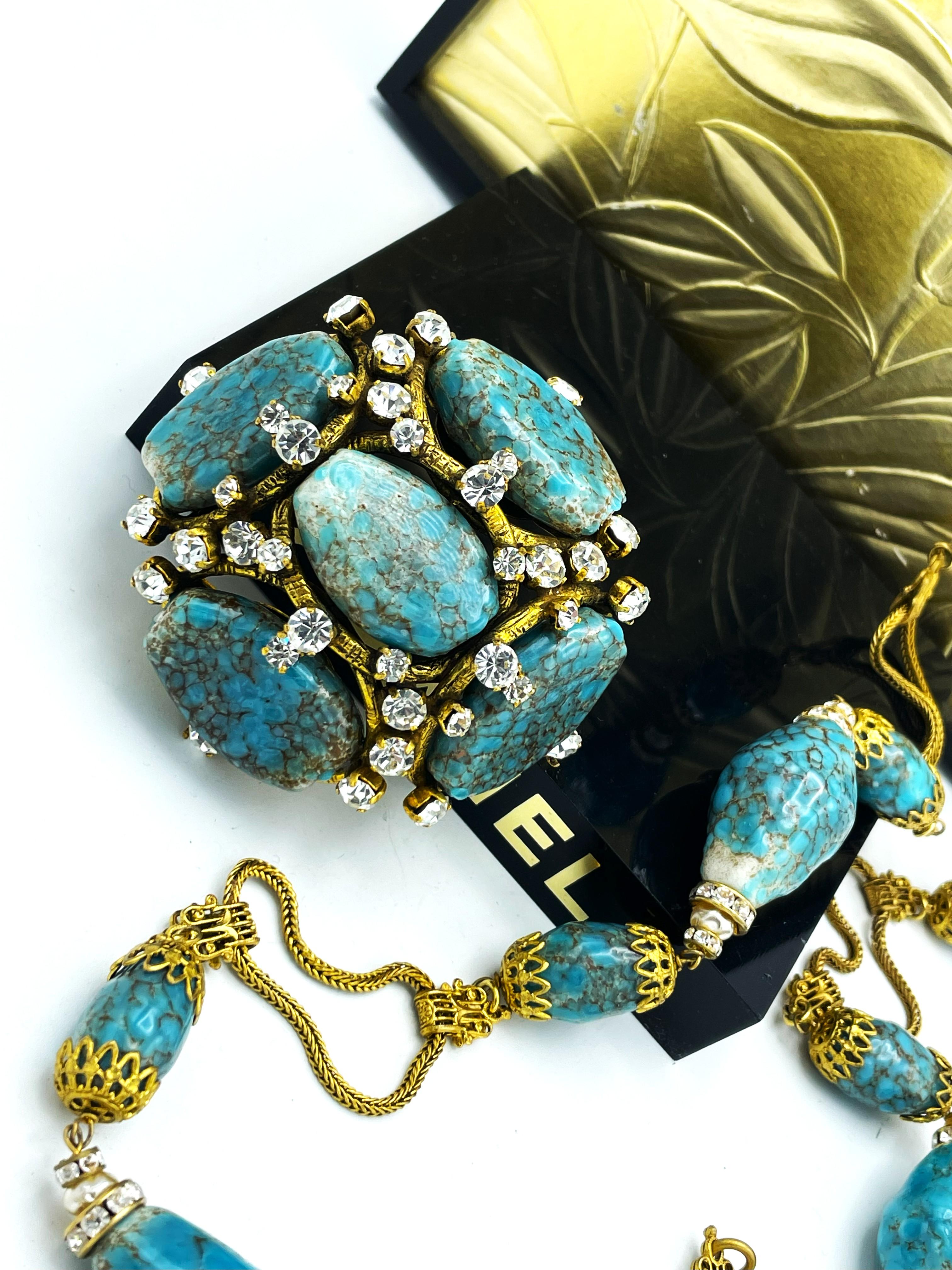 JEU DE COLLIER ET BROCHE CHANEL pierres turquoises avec strass signé 94 P-1994 en vente 3