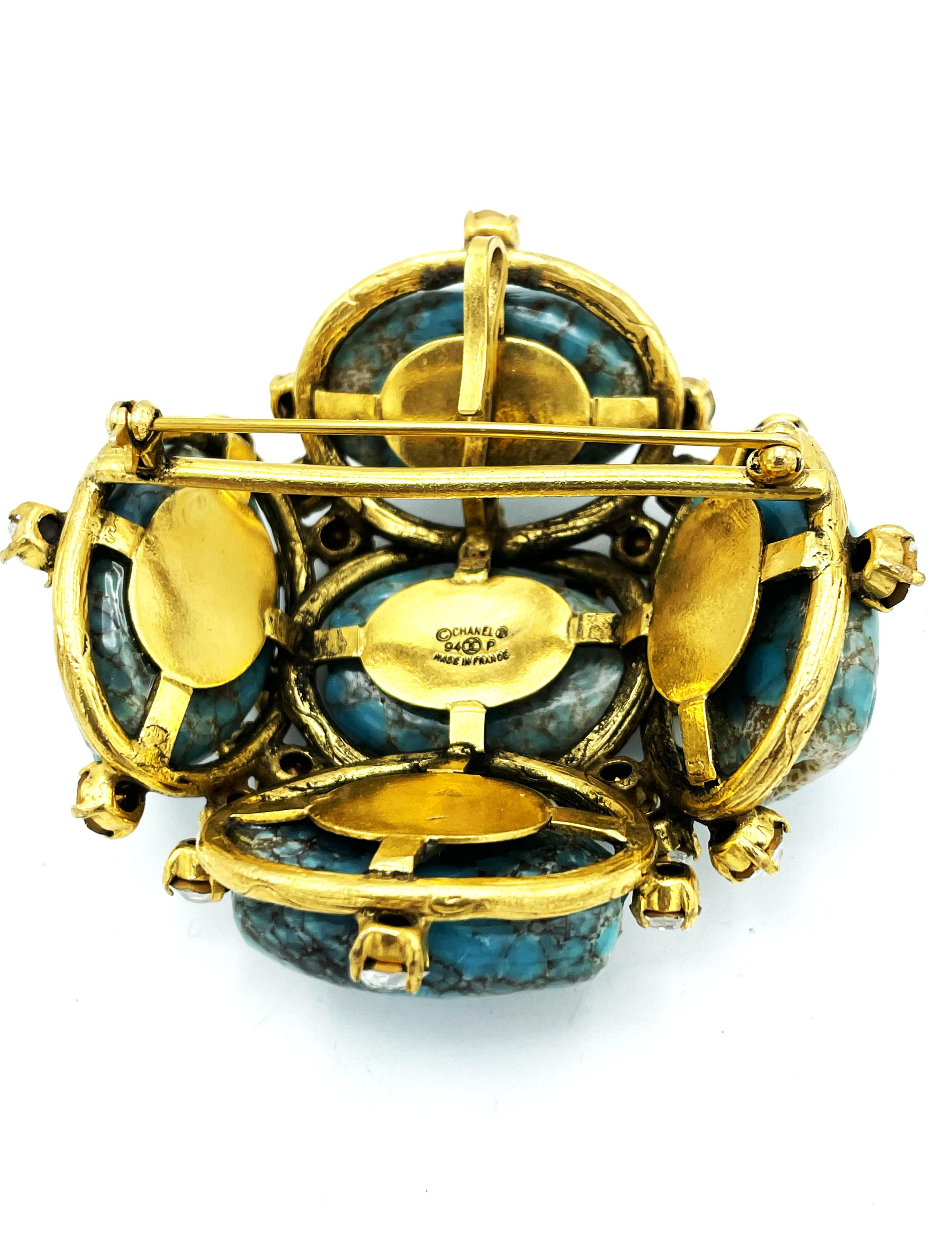 JEU DE COLLIER ET BROCHE CHANEL pierres turquoises avec strass signé 94 P-1994 en vente 5