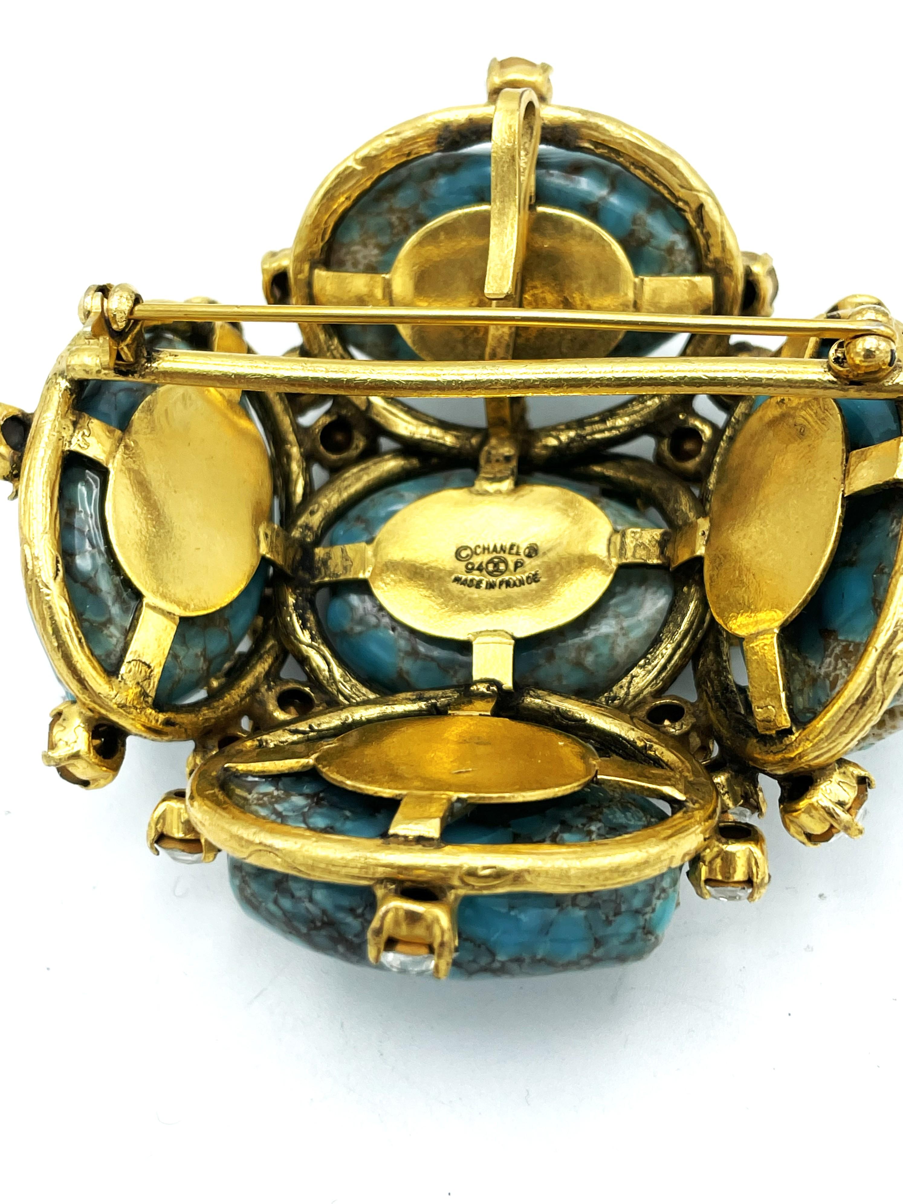 JEU DE COLLIER ET BROCHE CHANEL pierres turquoises avec strass signé 94 P-1994 en vente 4