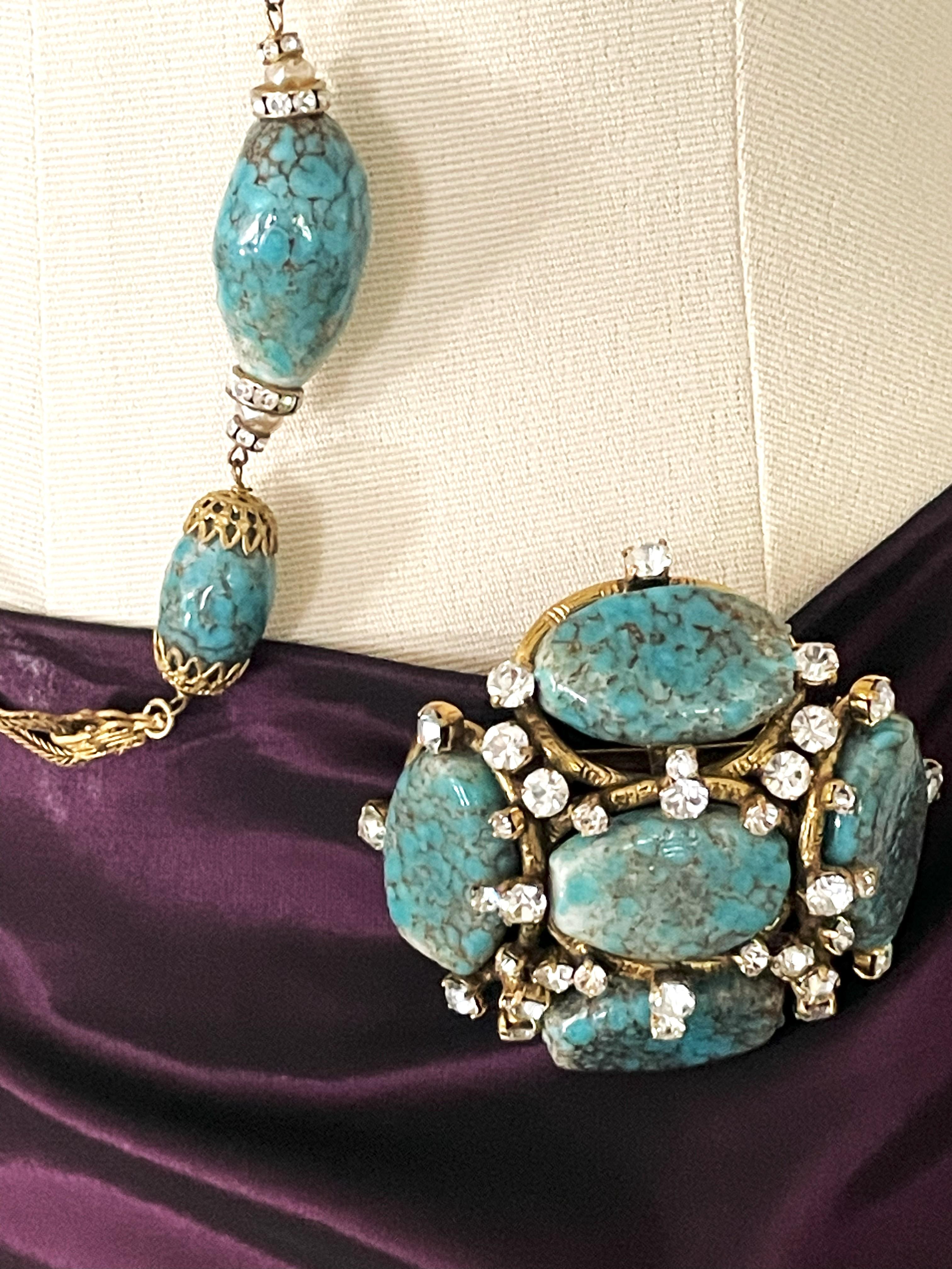 JEU DE COLLIER ET BROCHE CHANEL pierres turquoises avec strass signé 94 P-1994 en vente 6
