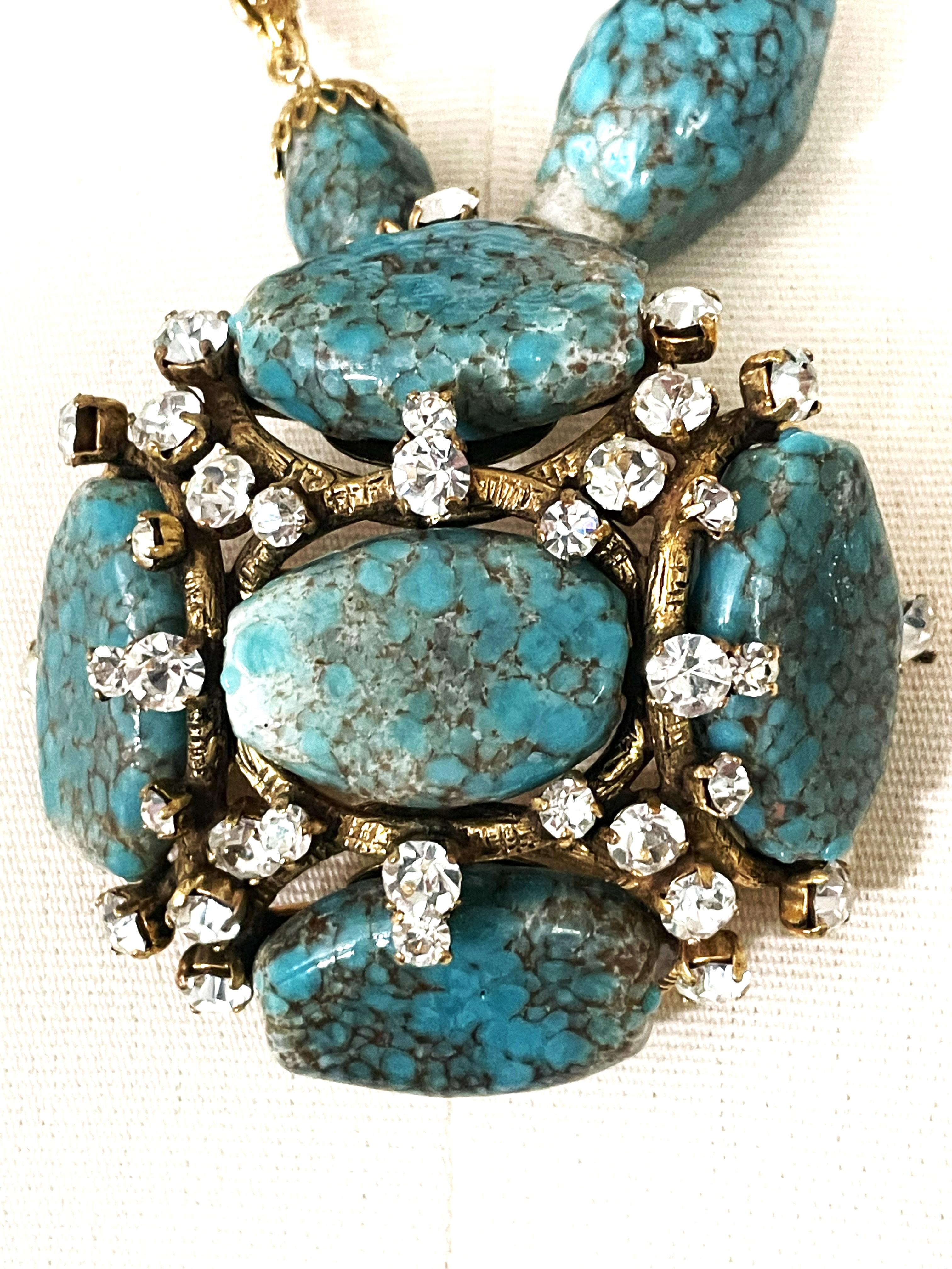 JEU DE COLLIER ET BROCHE CHANEL pierres turquoises avec strass signé 94 P-1994 en vente 7