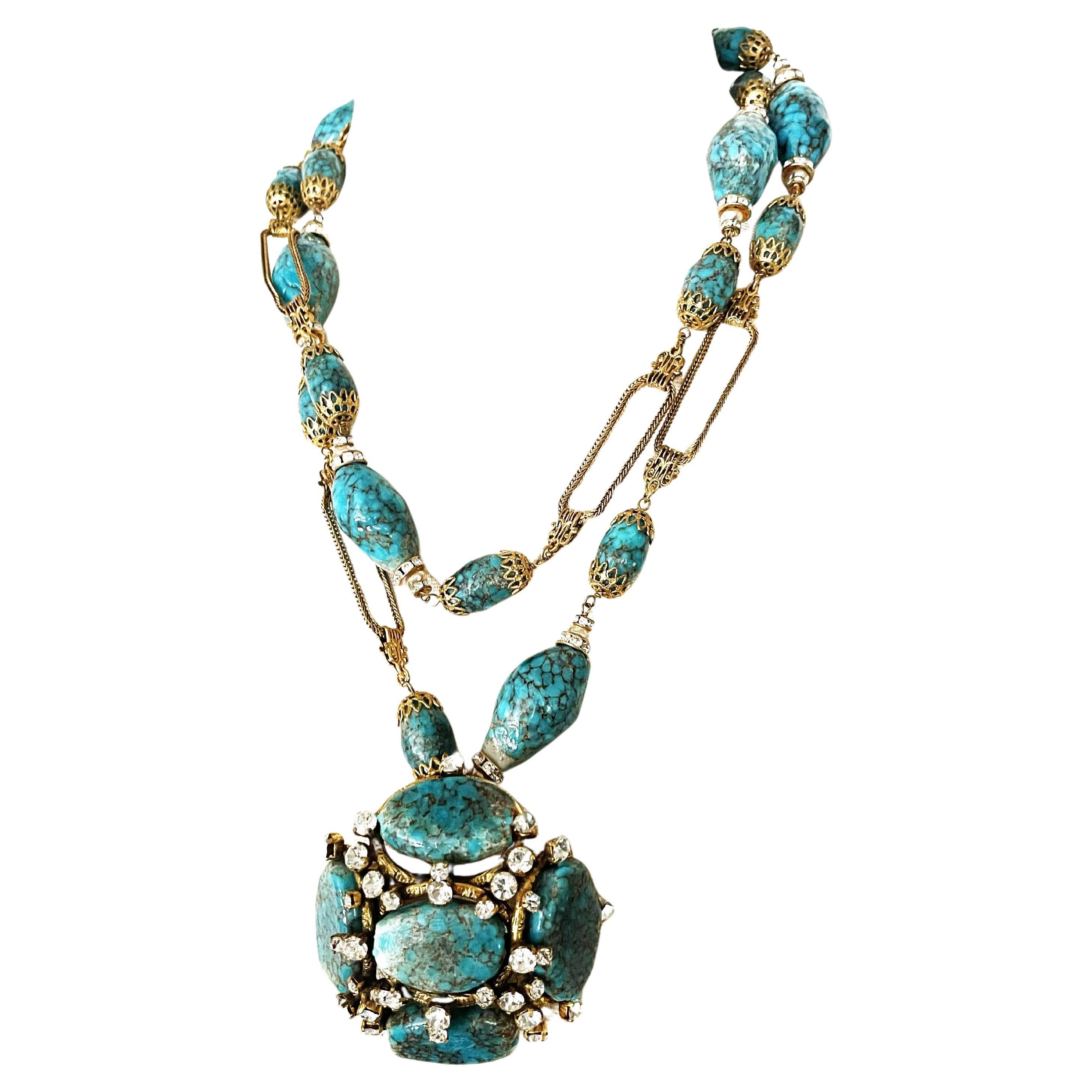JEU DE COLLIER ET BROCHE CHANEL pierres turquoises avec strass signé 94 P-1994 en vente