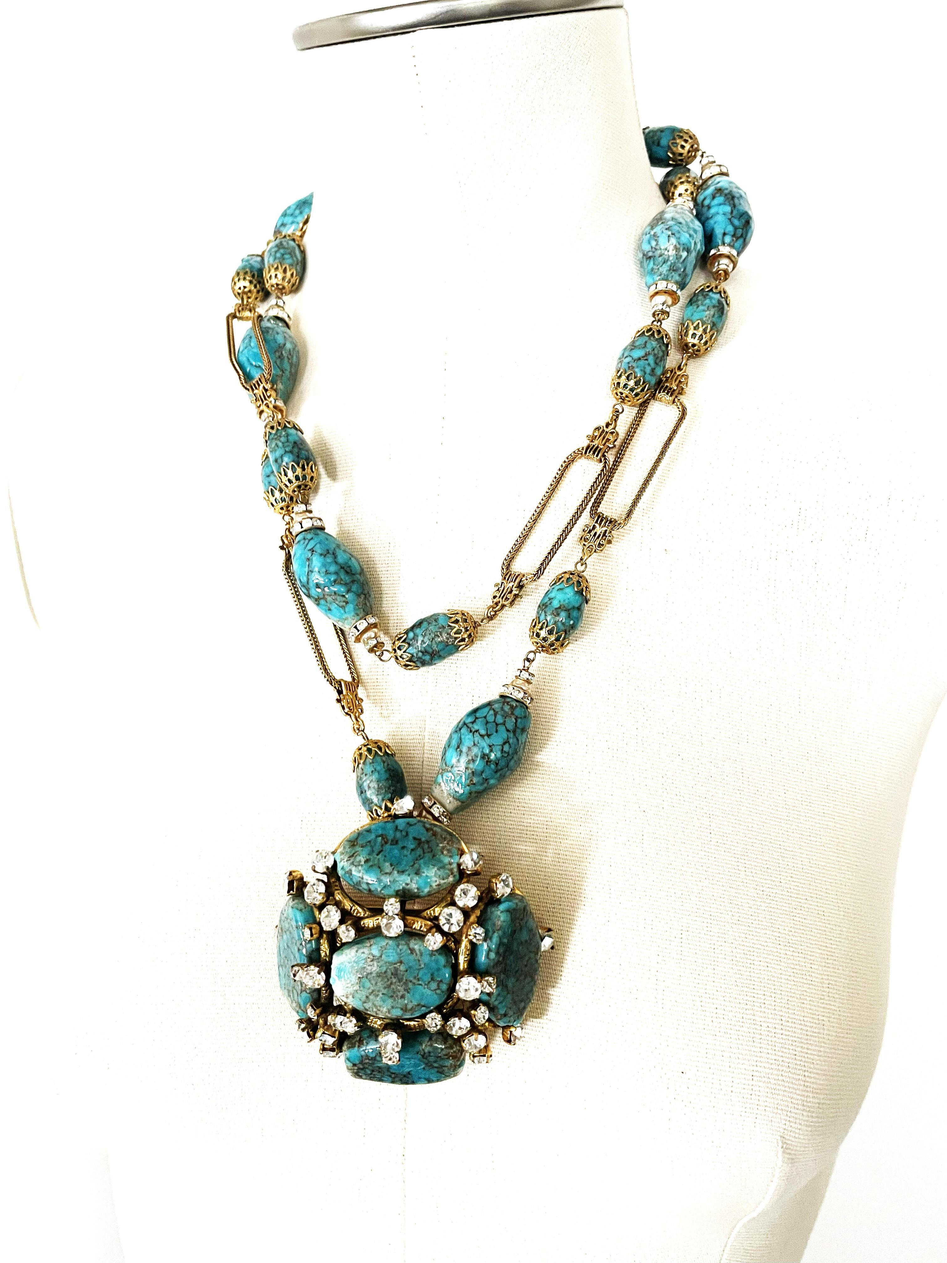 Moderne JEU DE COLLIER ET BROCHE CHANEL pierres turquoises avec strass signé 94 P-1994 en vente