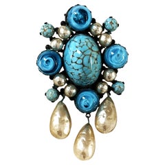 BROCHE/PENDENTIF CHR. DIOR, signé 1960, pierres de verre turquoise, perles faites à la main
