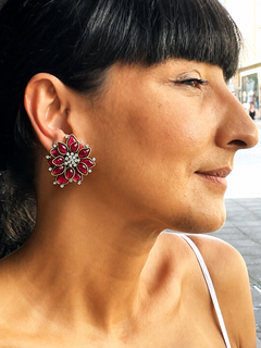 Pendiente vintage de CHANEL con cierre de clip, con una flor de camelia roja de «pâte de verre»
