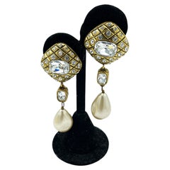 Pendiente colgante vintage de Chanel con clip, con la referencia «Chanel 2CC3» de V. de Castelane