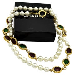CHANEL SAUTOIR, red and green Pate de Verre and Peal, 1980s