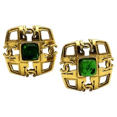 Boucles d'oreilles à clip Chanel signées Karl Lagerfeld, plaquées or 24 carats, 1985