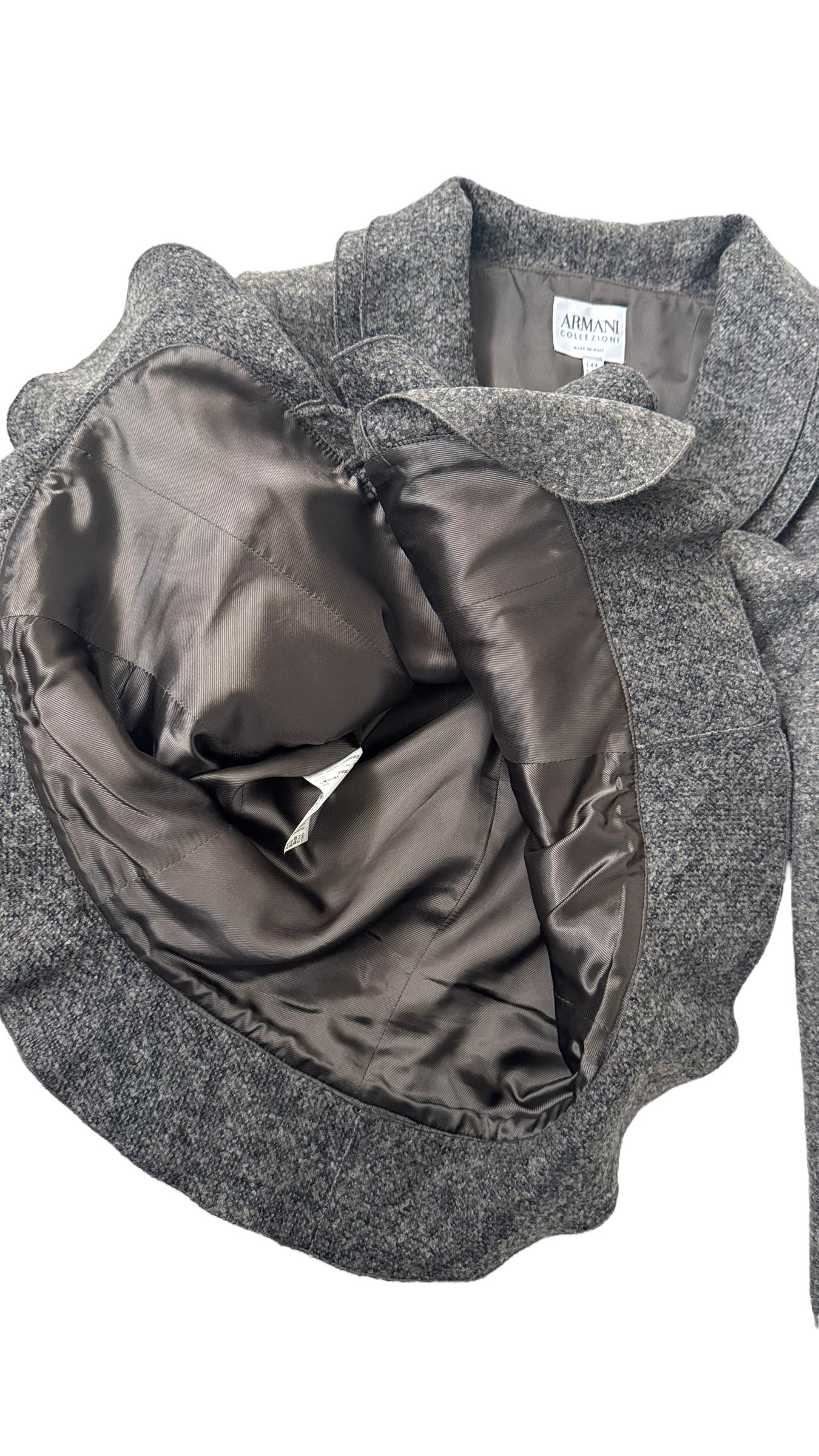 Elegant Armani Collezioni Wool and Cashmere Blazer with Ruffles en vente 4