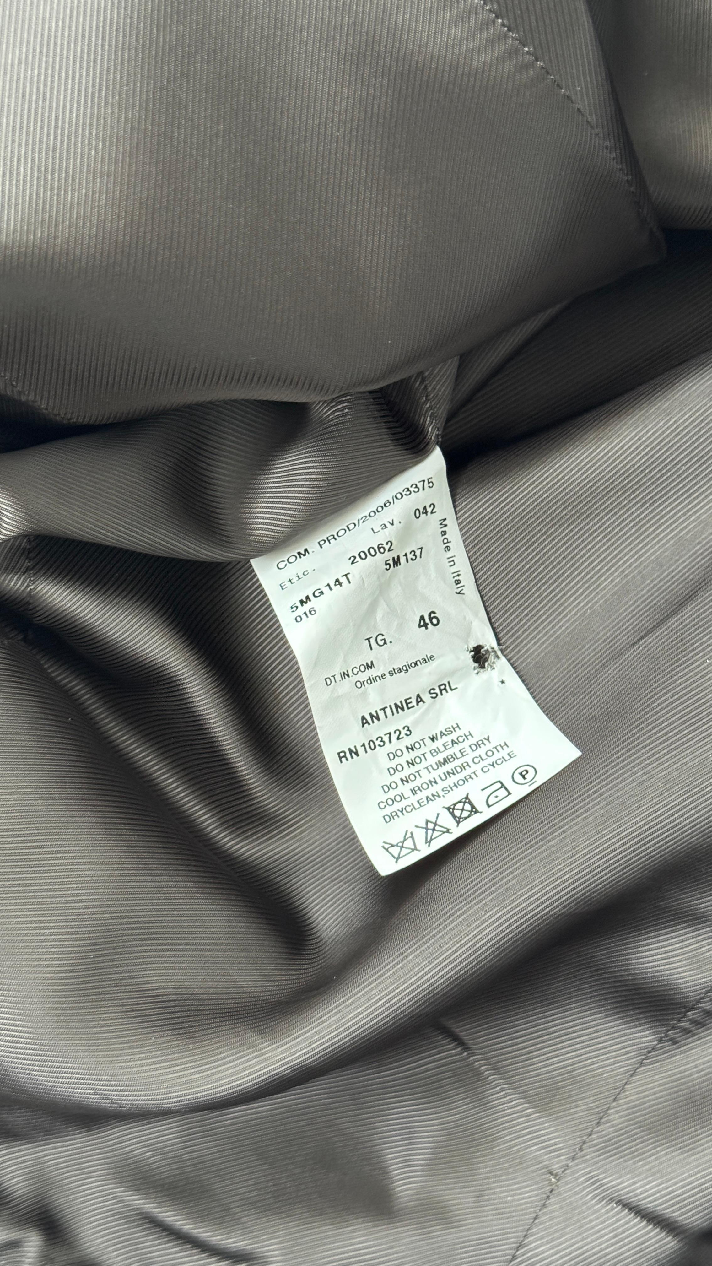 This refined blazer by Armani Collezioni, made in Italy, is a perfect example of the brand’s sophisticated and feminine style from the early 2000s. Featuring a tailored fit that enhances the silhouette, it showcases elegant ruffle detailing along