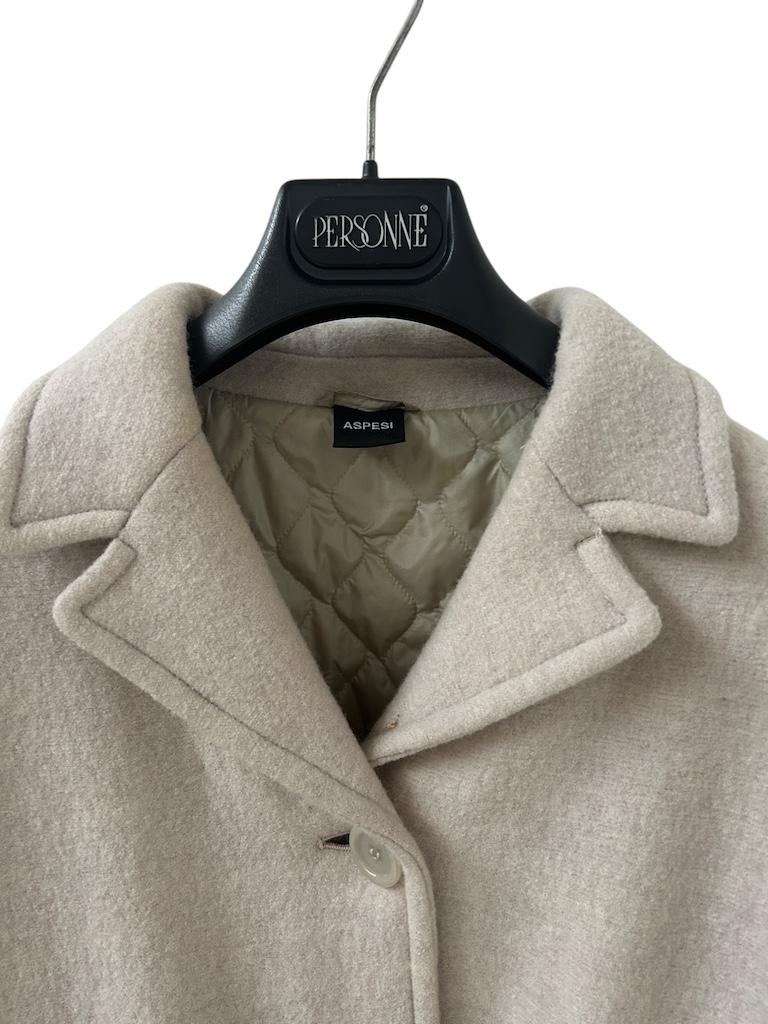 Italian Light-Taupe Wool Cashmere Short Coat with Quilted Lining Excellent état - En vente à Milano, IT