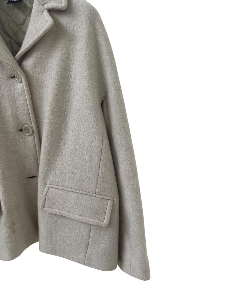 Italian Light-Taupe Wool Cashmere Short Coat with Quilted Lining en vente 2