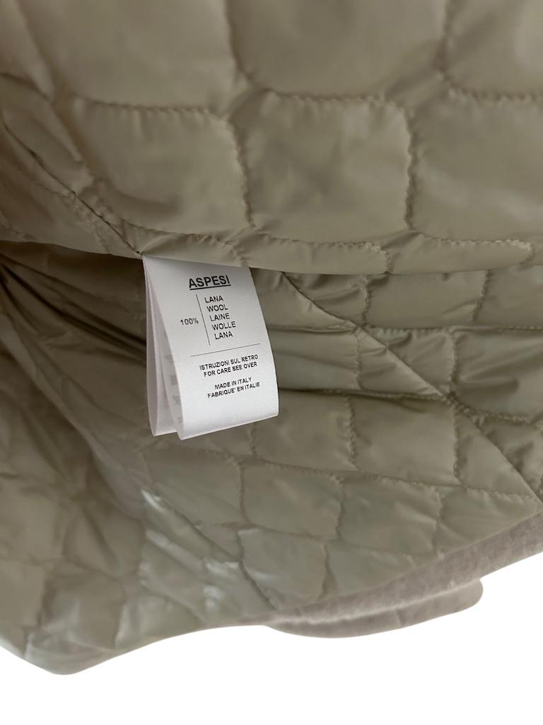 Italian Light-Taupe Wool Cashmere Short Coat with Quilted Lining en vente 3
