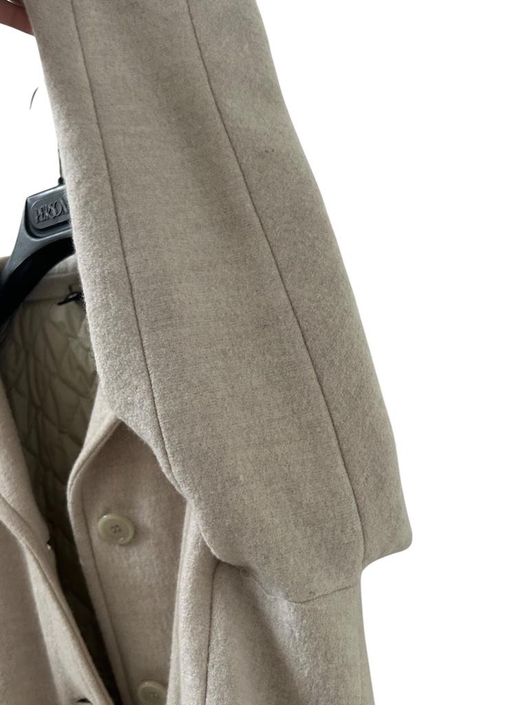 Italian Light-Taupe Wool Cashmere Short Coat with Quilted Lining en vente 10
