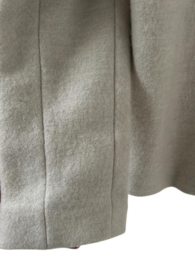 Italian Light-Taupe Wool Cashmere Short Coat with Quilted Lining en vente 8