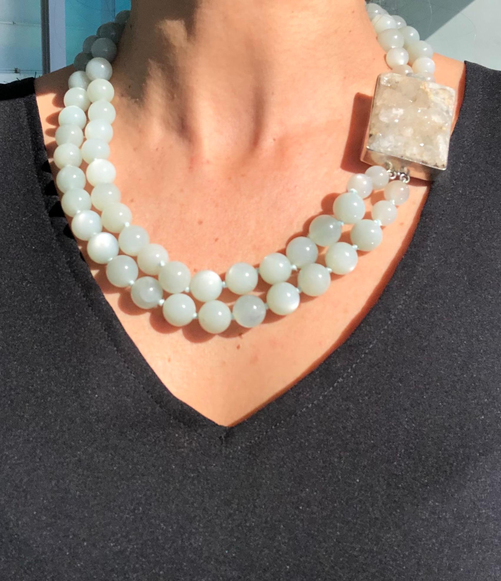 Ti presentiamo un gioiello davvero speciale e unico: la collana di pietre lunari One-of-a-Kind. Questa collana catturerà sicuramente la tua attenzione con le sue splendide perle di pietra di luna e il druzy lucido incastonato nella chiusura in