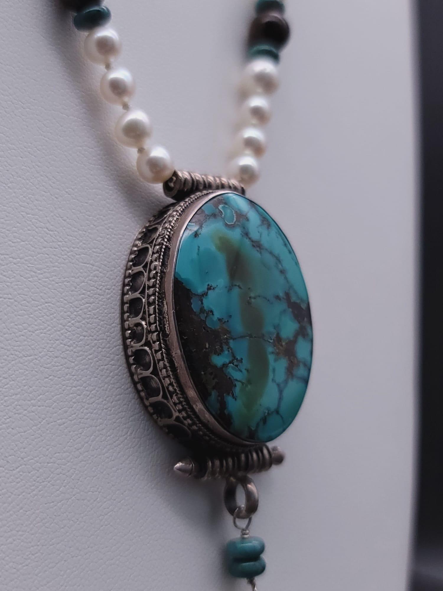 A.Jeschel Collier sophistiqué de longues perles d'eau douce avec pendentif en turquoise. en vente 4