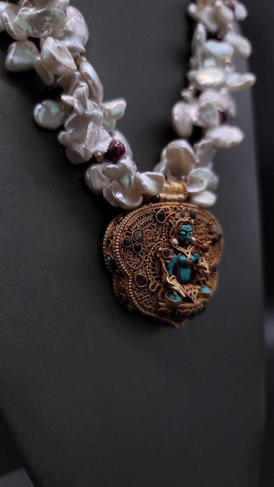 A.Jeschel  Atemberaubende Ghau-Schachtel aus einer Perlen- und Rubin-Halskette. (Gemischter Schliff) im Angebot