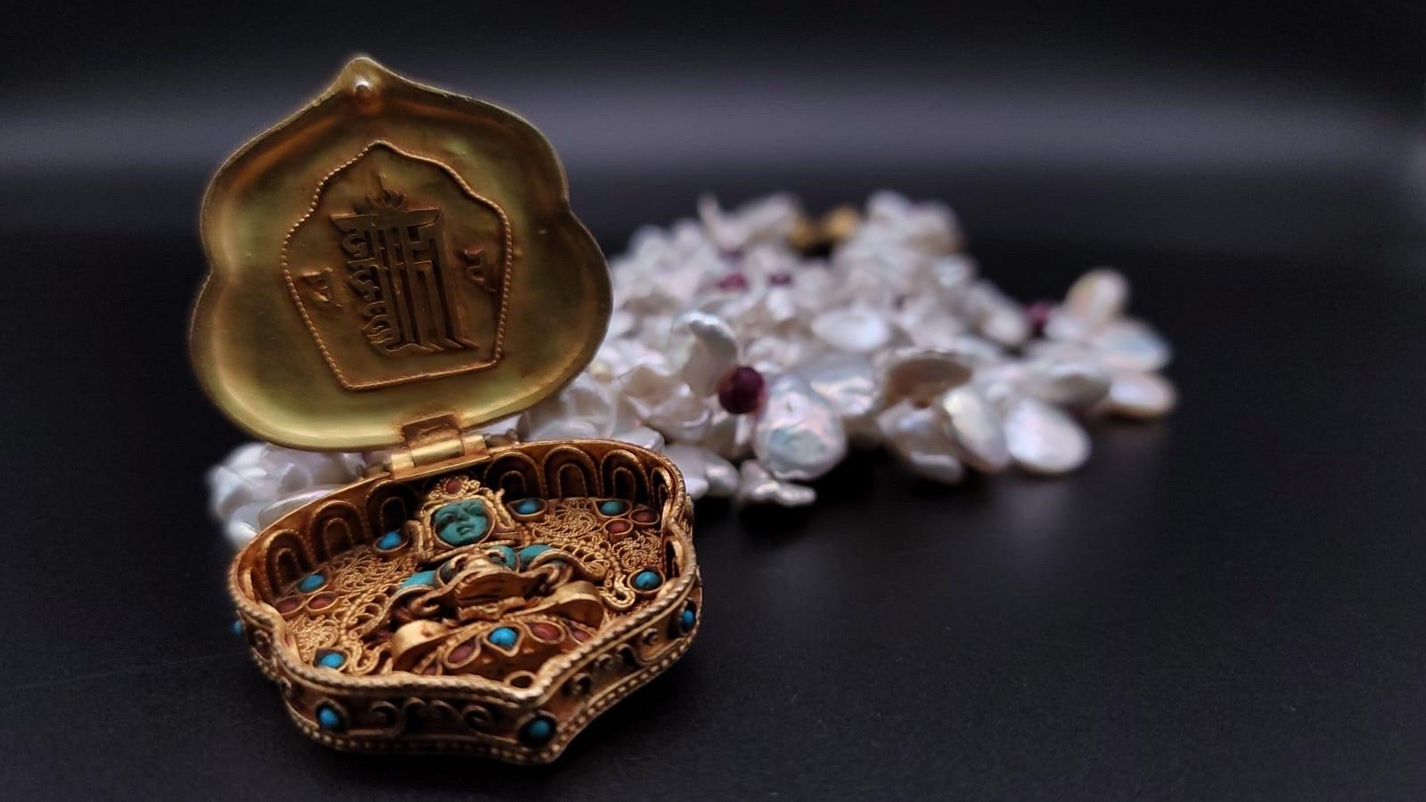 A.Jeschel  Atemberaubende Ghau-Schachtel aus einer Perlen- und Rubin-Halskette. für Damen oder Herren im Angebot