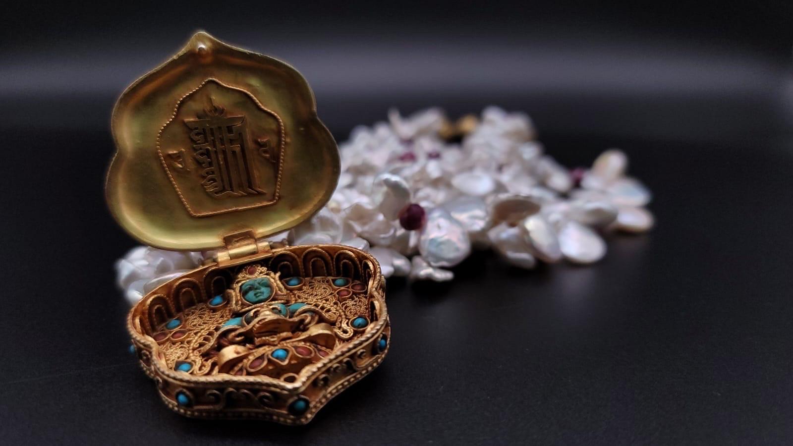 da uomo o donna A.Jeschel  Splendida scatola Ghau vintage sospesa da una collana di perle e rubini. in vendita