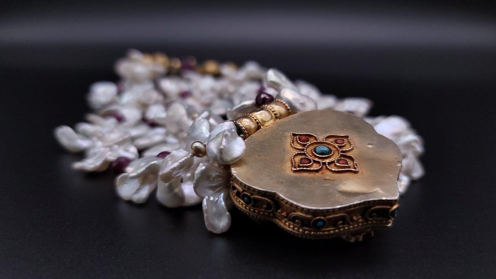 A.Jeschel  Atemberaubende Ghau-Schachtel aus einer Perlen- und Rubin-Halskette. im Angebot 1