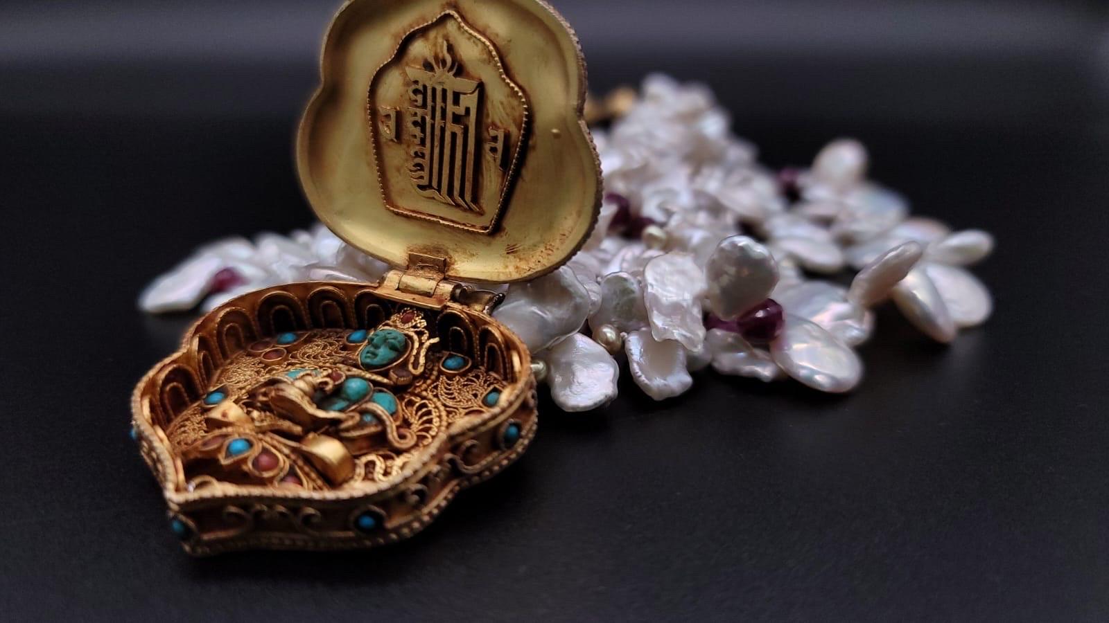 A.Jeschel  Atemberaubende Ghau-Schachtel aus einer Perlen- und Rubin-Halskette. im Angebot 11