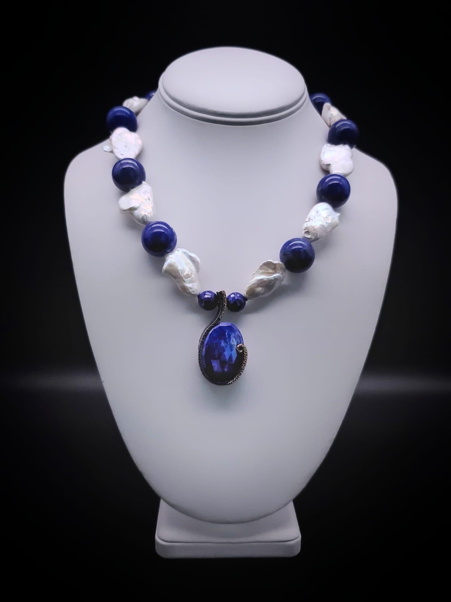 Taille mixte A.Jeschel, superbe collier de perles baroques et de lapis. en vente