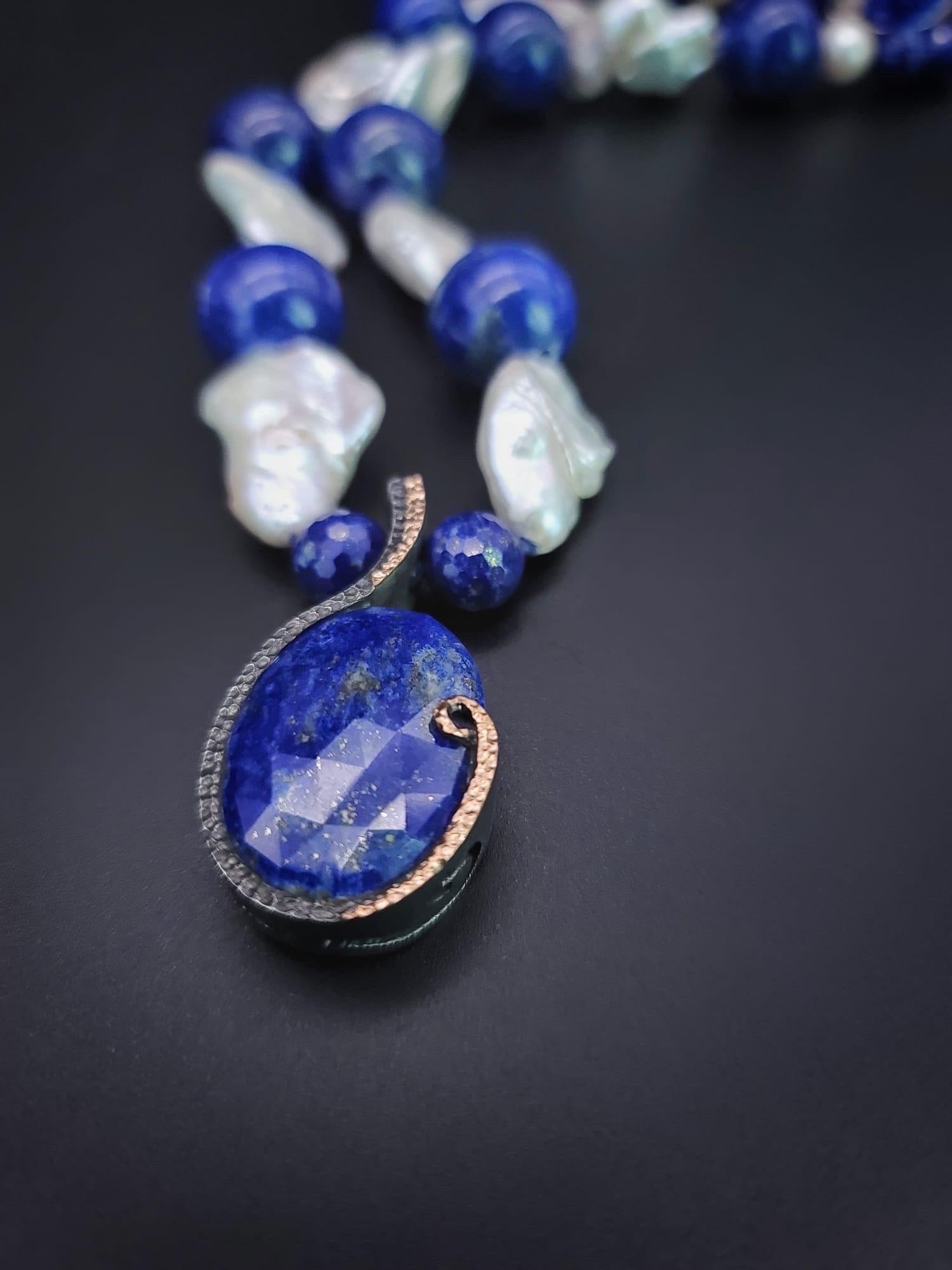 A.Jeschel, superbe collier de perles baroques et de lapis. Unisexe en vente