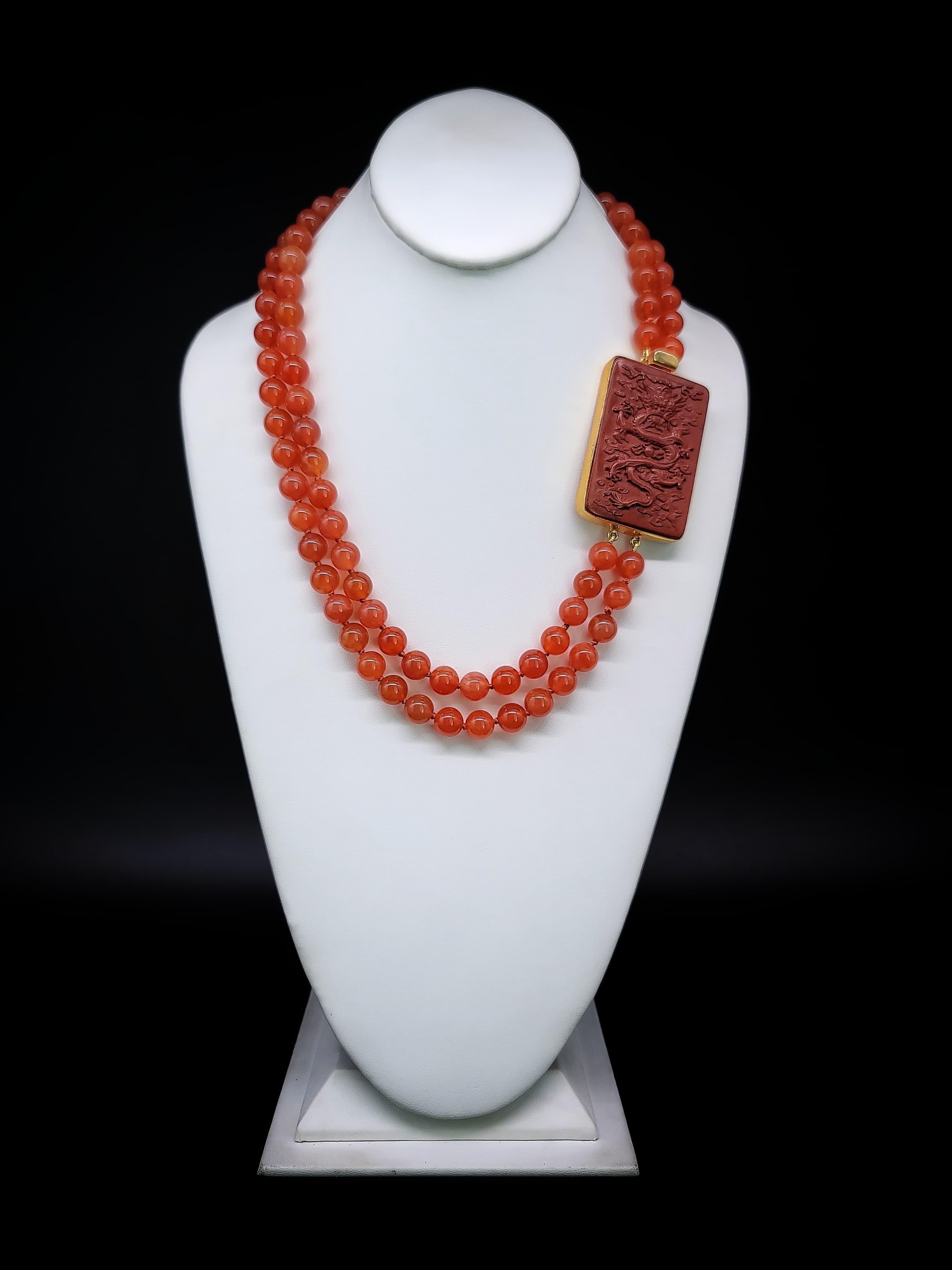 A.Jeschel Halskette aus poliertem Chalcedon mit Perlenverschluss mit Signaturverschluss. im Angebot