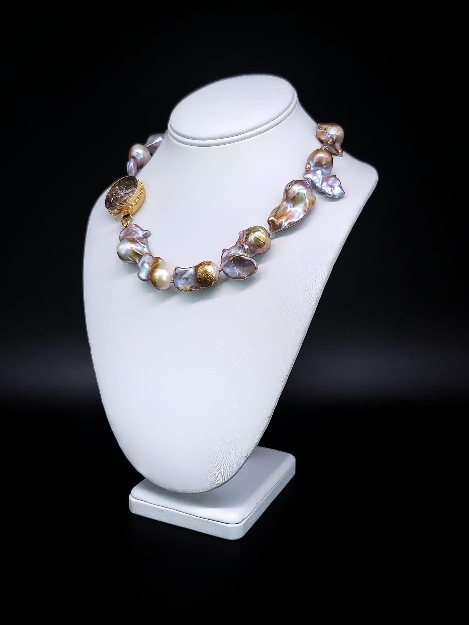 Unicité exquise. Au-delà des rangs de perles ordinaires se trouve une pièce vraiment remarquable - un collier orné de perles baroques captivantes. Ces perles dégagent un charme irrésistible, avec leur séduisante transition ombrée de tons argentés à