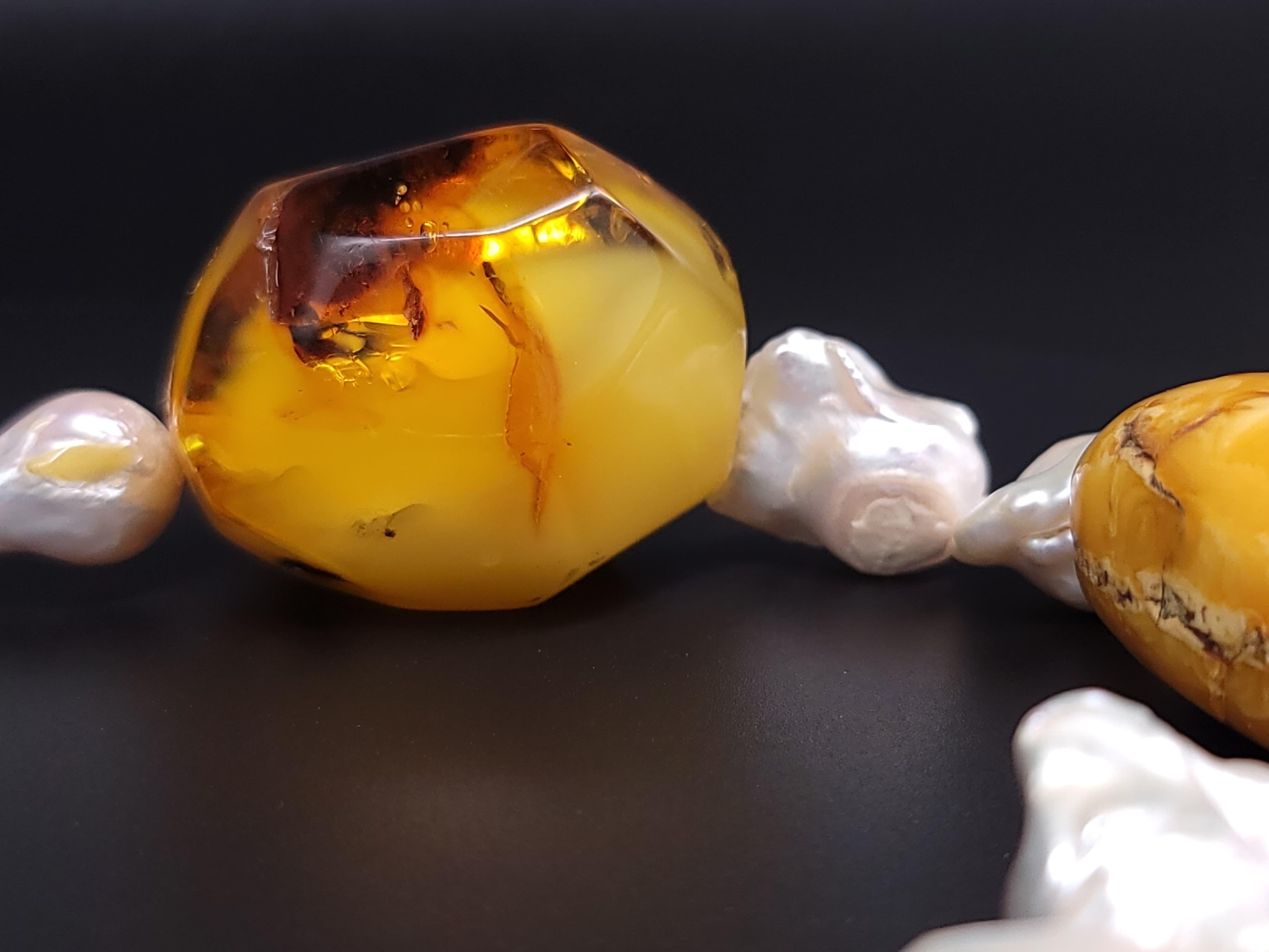 A.Jeschel Collier d'ambre baltique et de perles baroques en vente 1