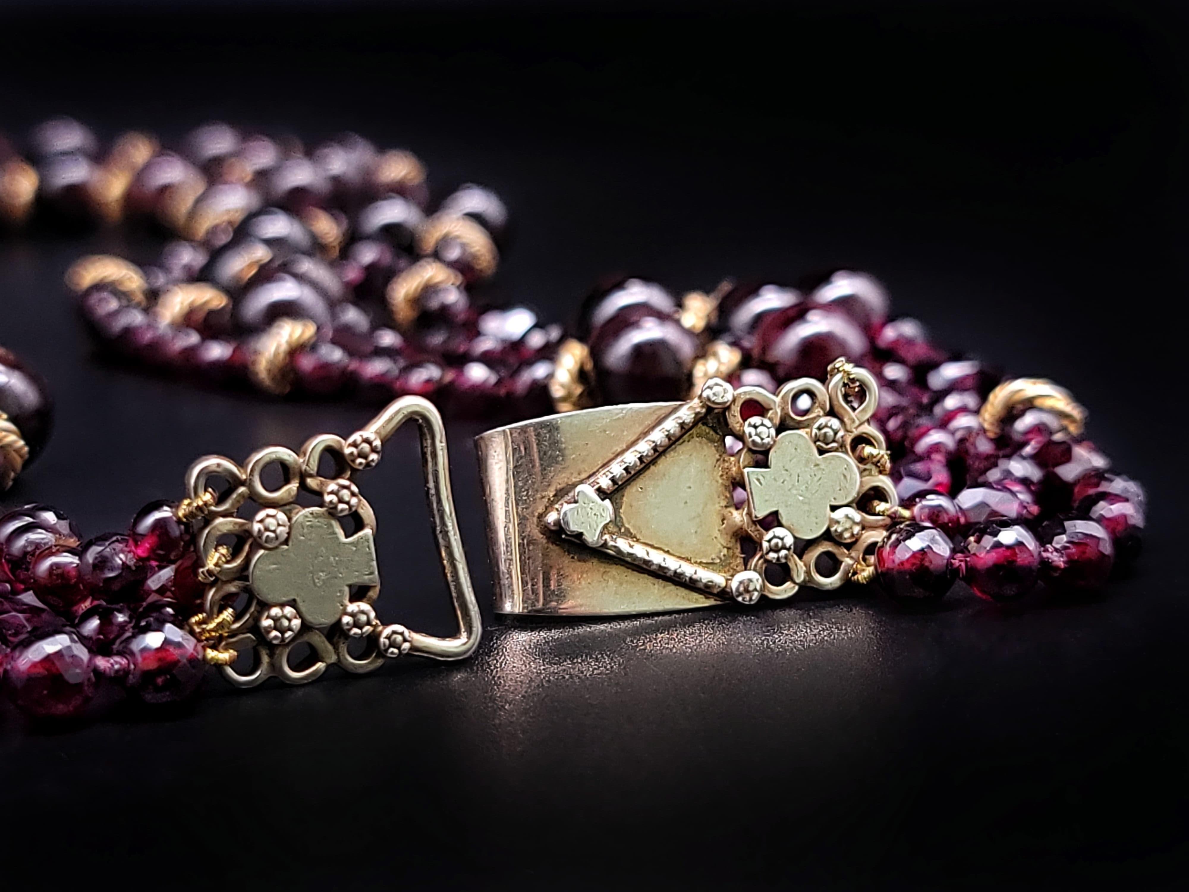 A.Jeschel 4-strangige Halskette aus farbenprächtigem Granat und Vermeil. Herren im Angebot