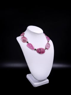 A.Jeschel, collier de tourmalines roses tranchées.