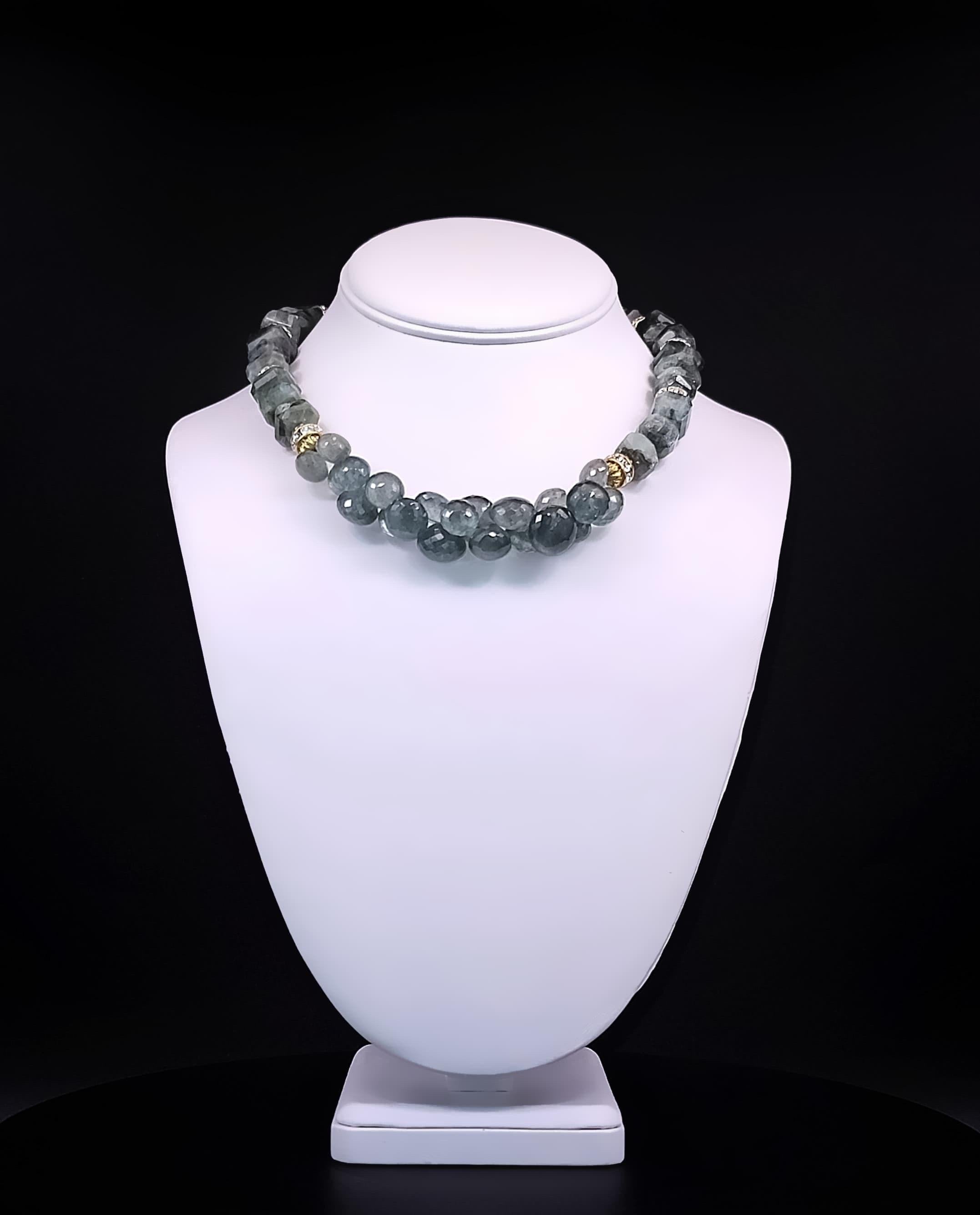 
Squisita collana di acquamarina muschiata

Preparati a essere affascinato dalla rara bellezza di questa collana di acquamarina muschiata unica nel suo genere. L'incantevole tonalità dell'acquamarina muschiata fa da sfondo a un pezzo davvero unico