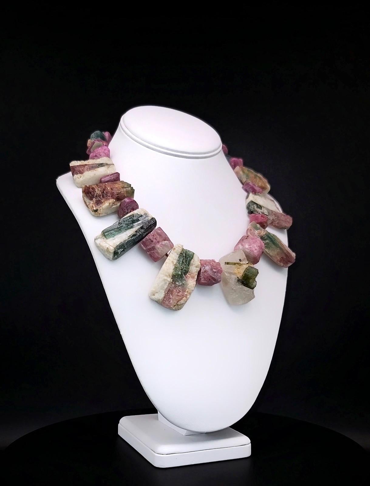 
Préparez-vous à être enchantés par la beauté époustouflante de notre collier en tourmaline melon d'eau, unique en son genre. Cette pièce spectaculaire présente une collection envoûtante de pierres de tourmaline melon d'eau naturelles de couleurs