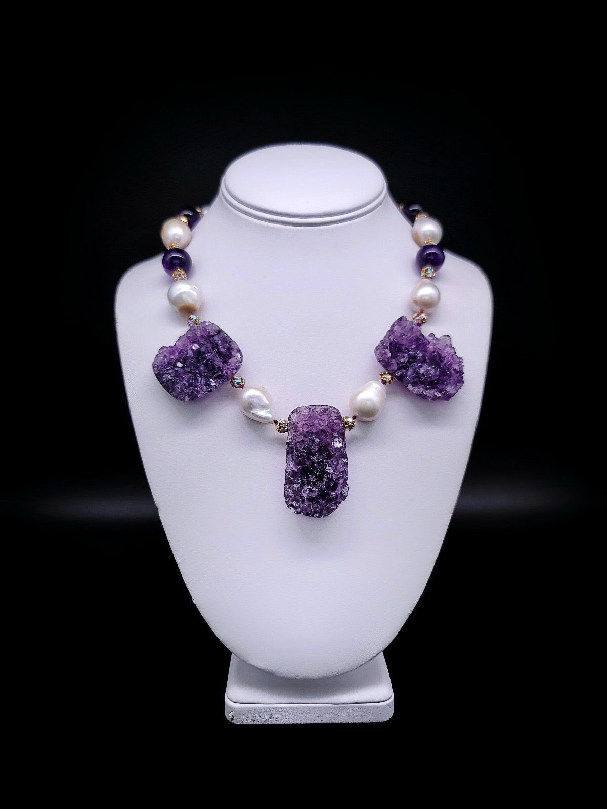 Einzigartige Amethyst-Geode und barocke Perlenkette

Diese bezaubernde Halskette ist die Verkörperung von Raffinesse und natürlicher Schönheit - ein echtes Statement, das Ihnen den Atem rauben wird. Das Herzstück bilden drei atemberaubende
