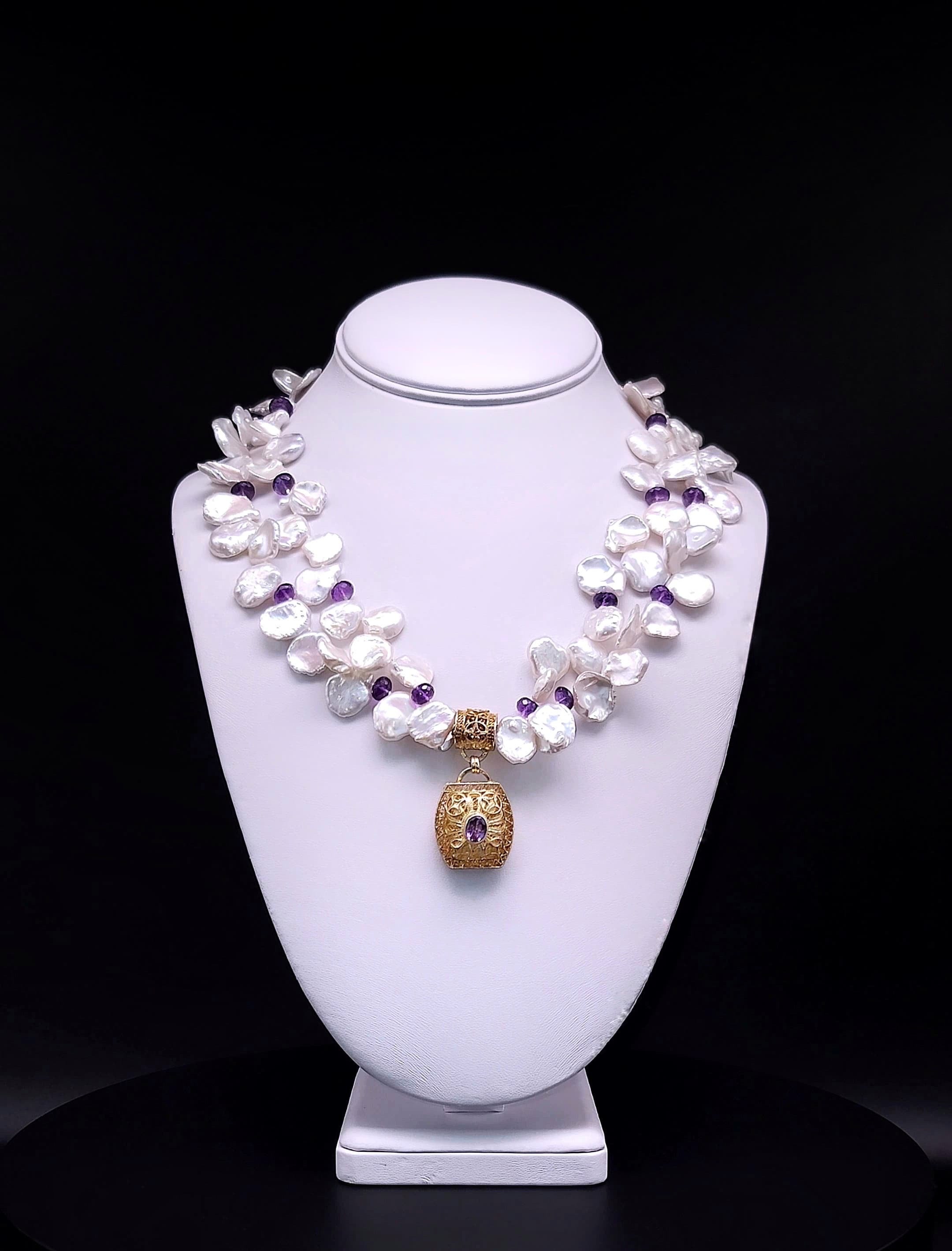 Un vero e proprio capolavoro, questa straordinaria collana a doppio filo è caratterizzata da lucenti perle Keshi ritorte abbinate alla ricca e regale bellezza dell'ametista. Il design è ancorato da uno splendido ciondolo in filigrana vermeil e