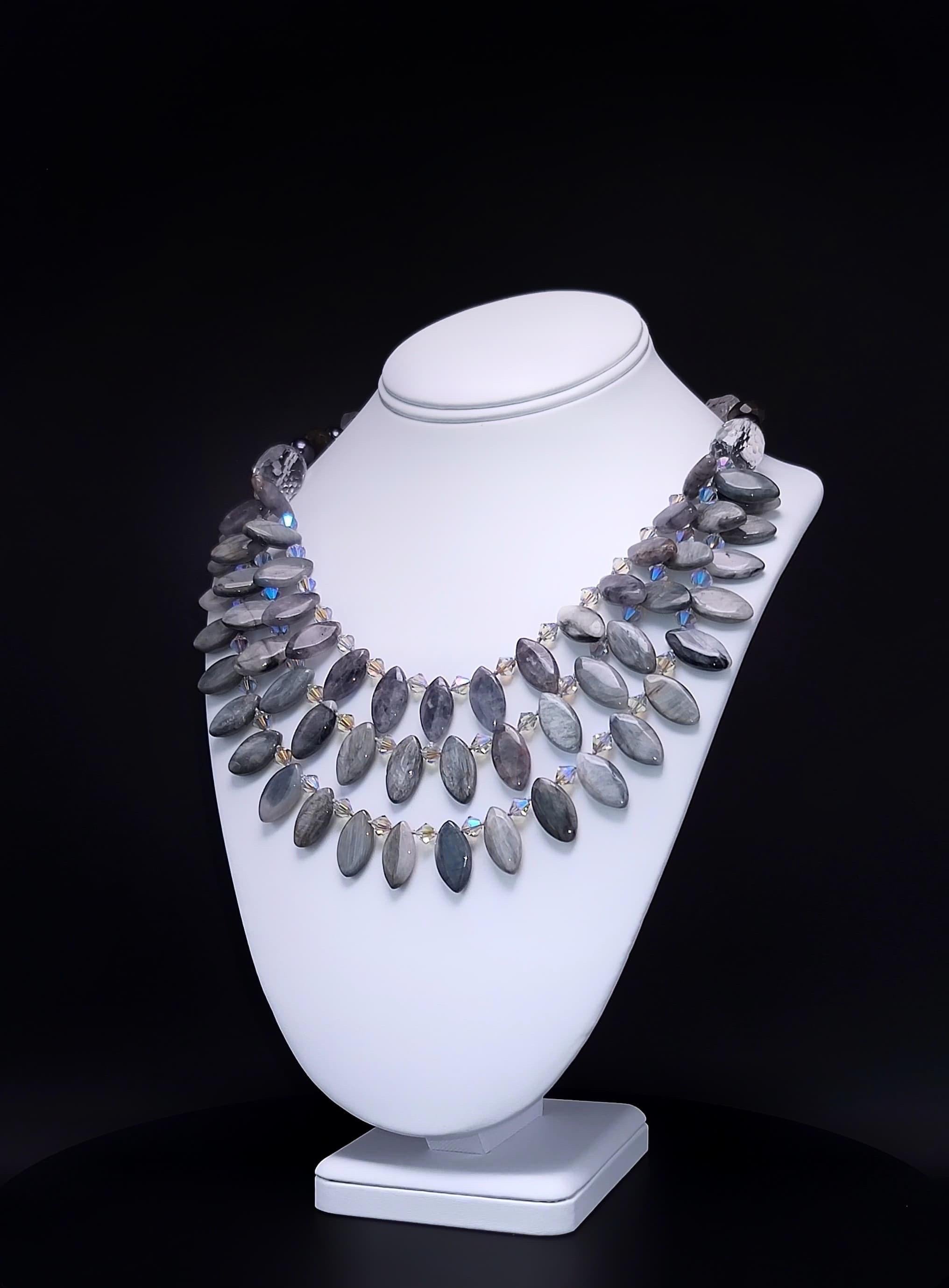 A.Jeschel Collana di petali di labradorite lucidati. In condizioni Nuovo in vendita a Miami, FL