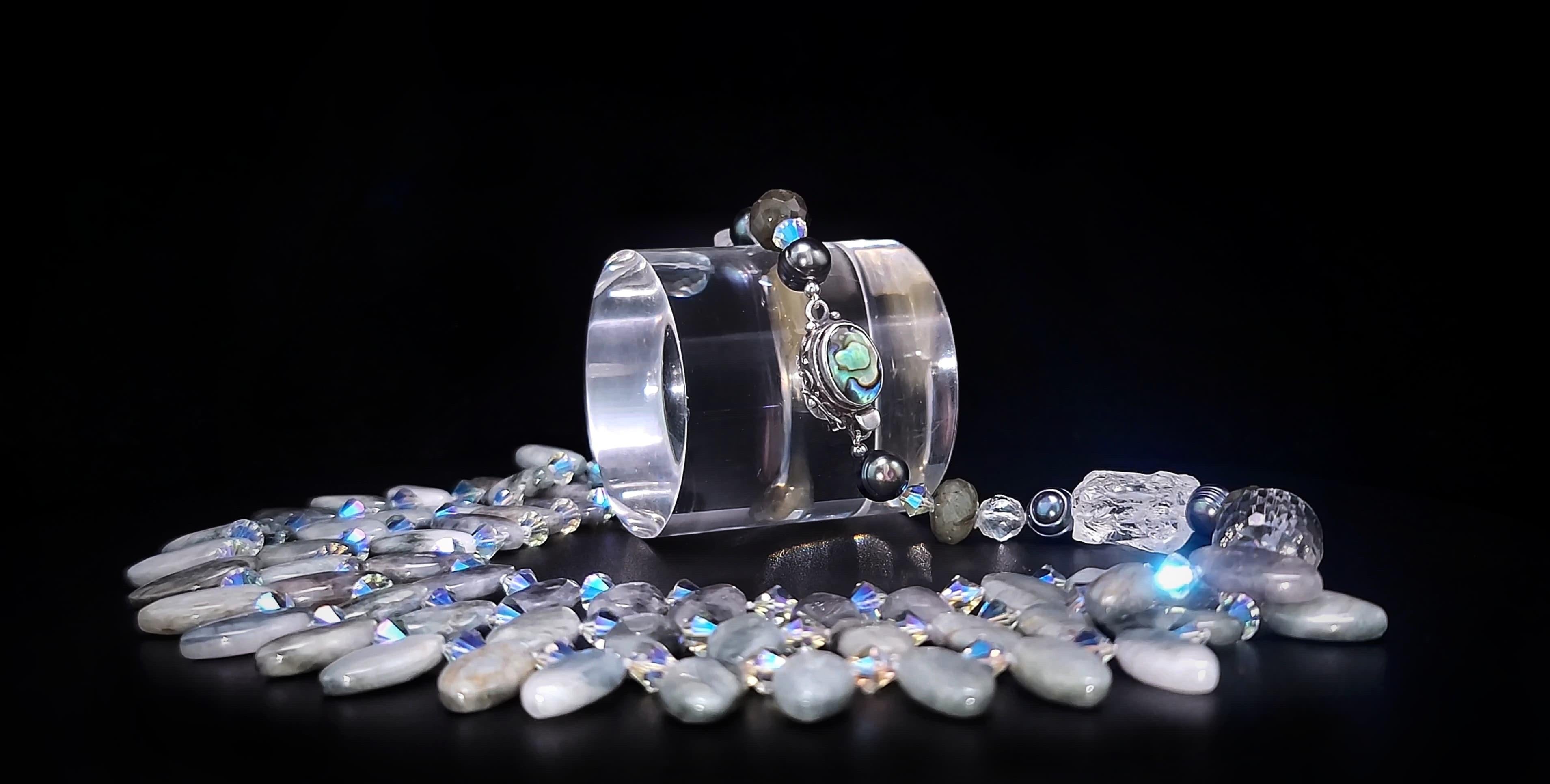 Donna A.Jeschel Collana di petali di labradorite lucidati. in vendita