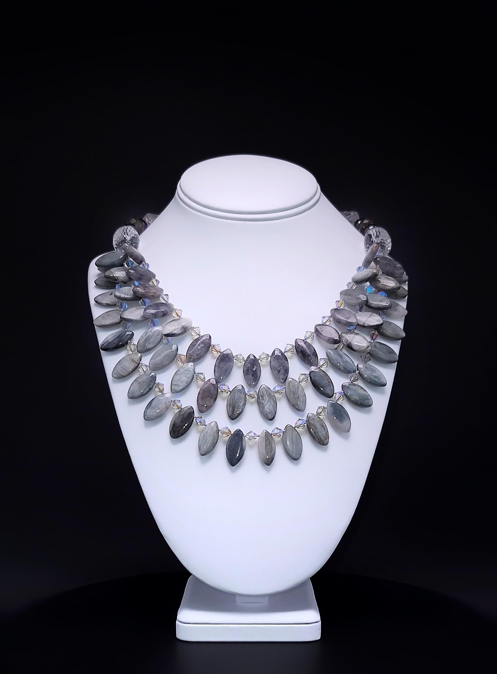 Collana unica nel suo genere

Questo squisito pezzo è caratterizzato da petali di Labradorite altamente lucidati, elegantemente intervallati da scintillanti cristalli Swarovski. Il design forma tre fili che si avvolgono con grazia intorno al collo,