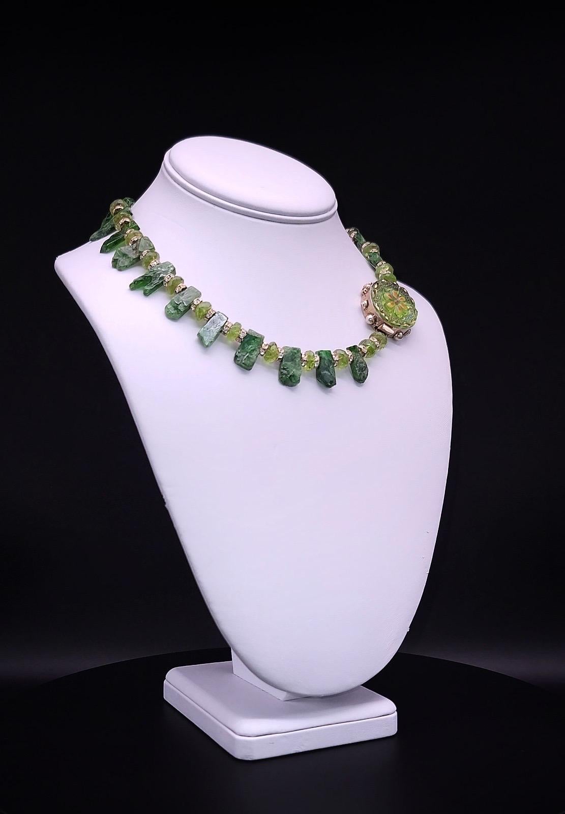 Collana unica nel suo genere

Crea una dichiarazione d'effetto con questa collana unica nel suo genere, caratterizzata dalla splendida combinazione di un ricco Diopside verde cromo e di un Peridoto di tonalità più chiara. Ogni pietra di diopside di