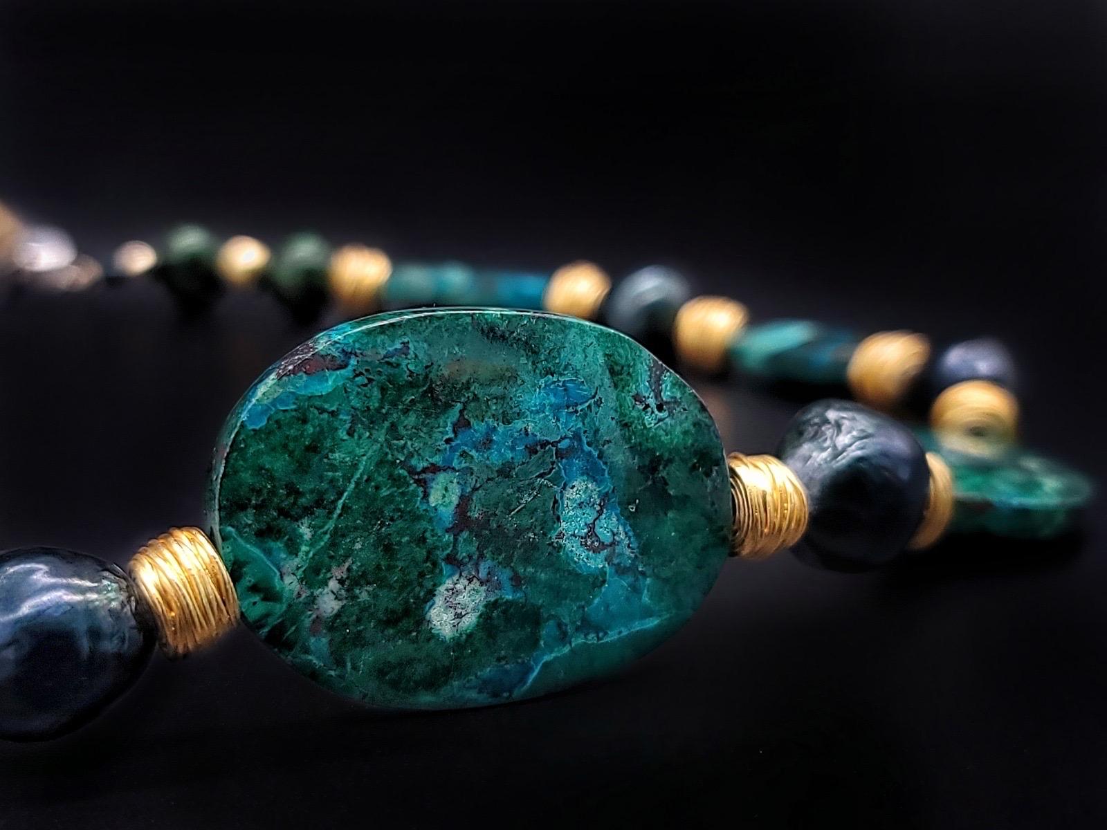 Collana in silice con gemme di A.Jeschel separate da perle barocche verdi di pavone. in vendita 1