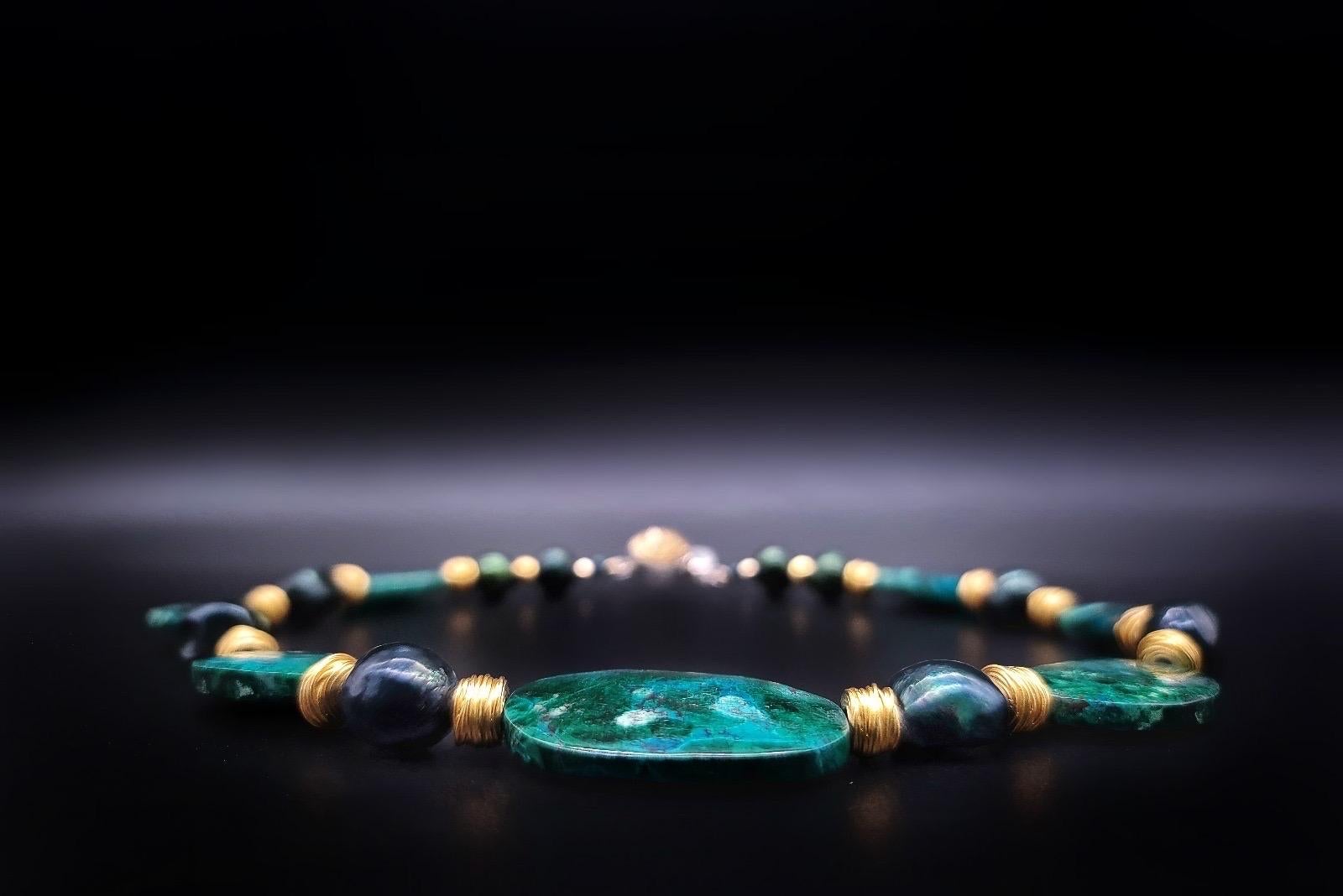 Collana in silice con gemme di A.Jeschel separate da perle barocche verdi di pavone. in vendita 2