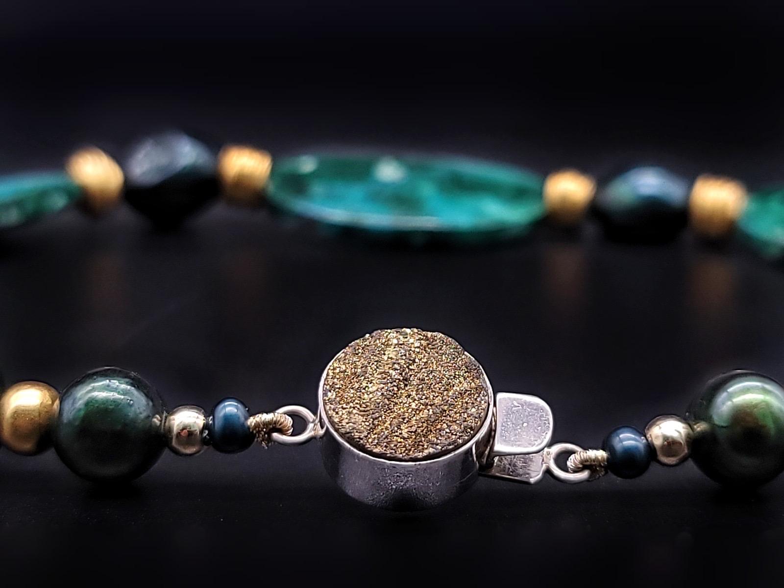Collana in silice con gemme di A.Jeschel separate da perle barocche verdi di pavone. in vendita 4