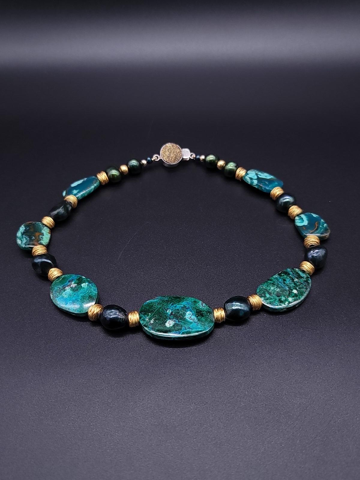 Collana in silice con gemme di A.Jeschel separate da perle barocche verdi di pavone. in vendita 8