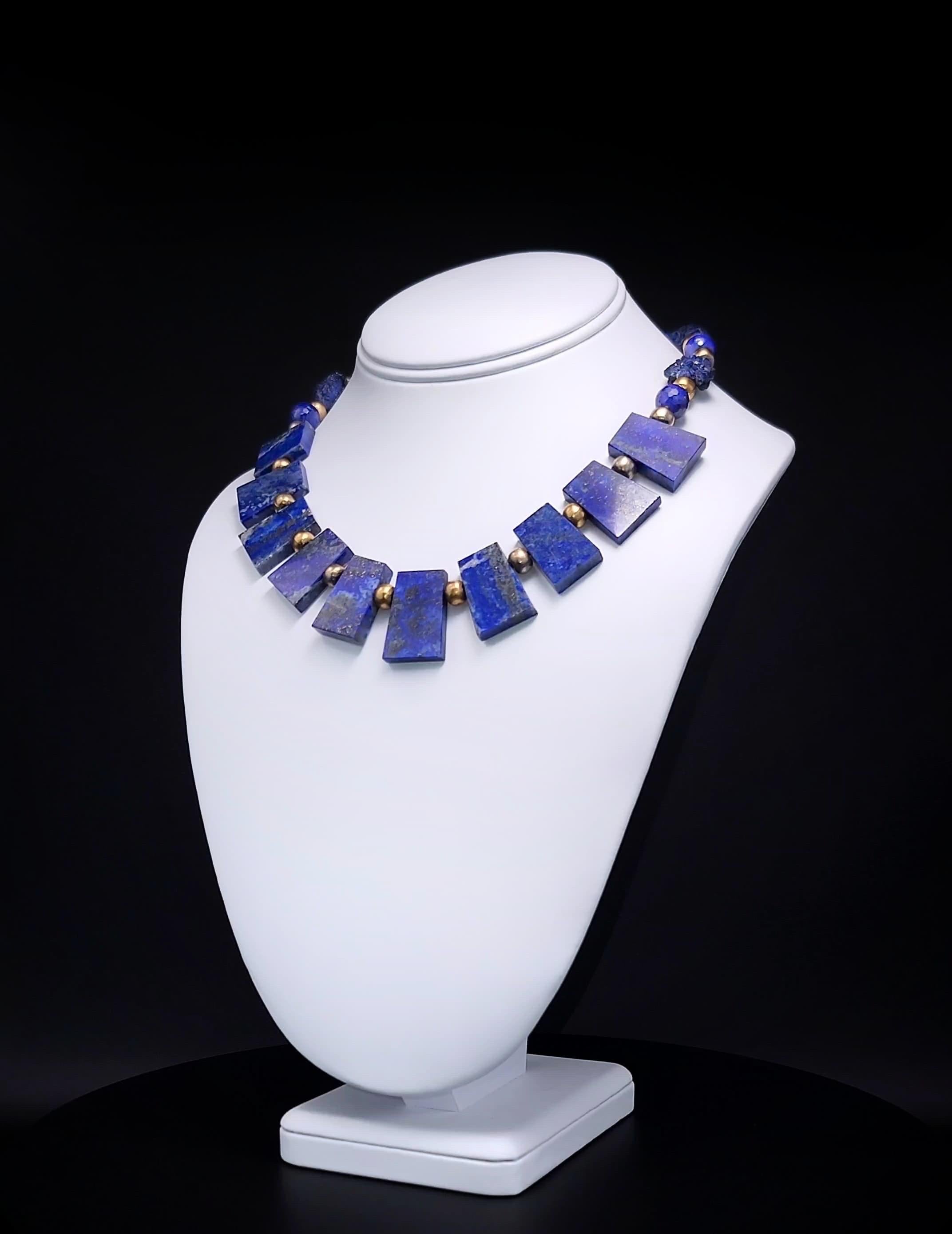 Einzigartige Halskette

Dieses exquisite Collier besteht aus einem Kragen aus feinem blauen Lapislazuli, der von goldenen Adern durchzogen ist und an einem Strang aus gehämmerten Azurit- und Lapis-Perlen hängt. Der polierte Lapis