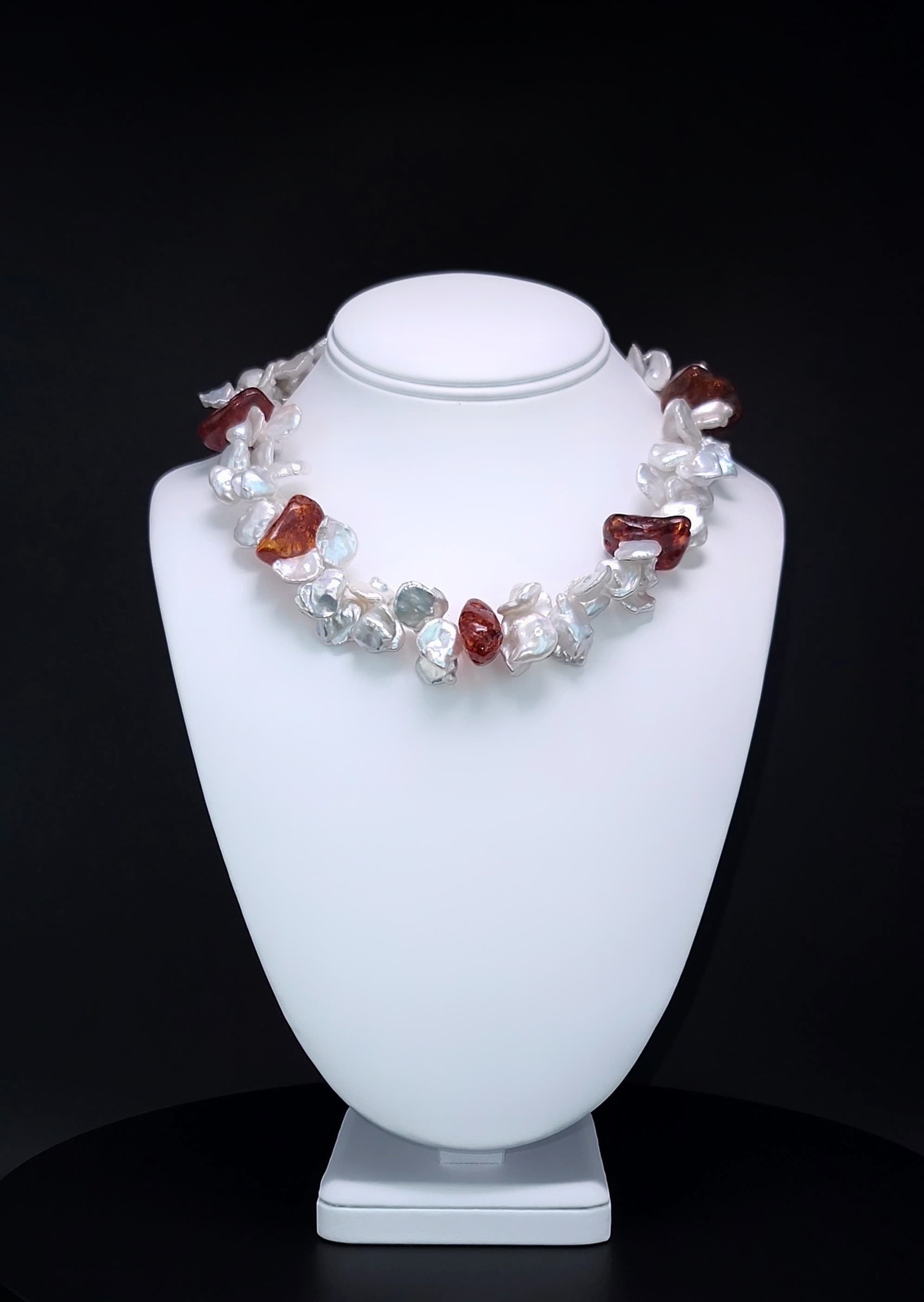  Collar único en su especie de perlas Keshi y ámbar báltico: una pieza de joyería que seguro que atraerá todas las miradas y captará la atención allá donde vayas. Este impresionante collar presenta una doble cadena de preciosas perlas Keshi,