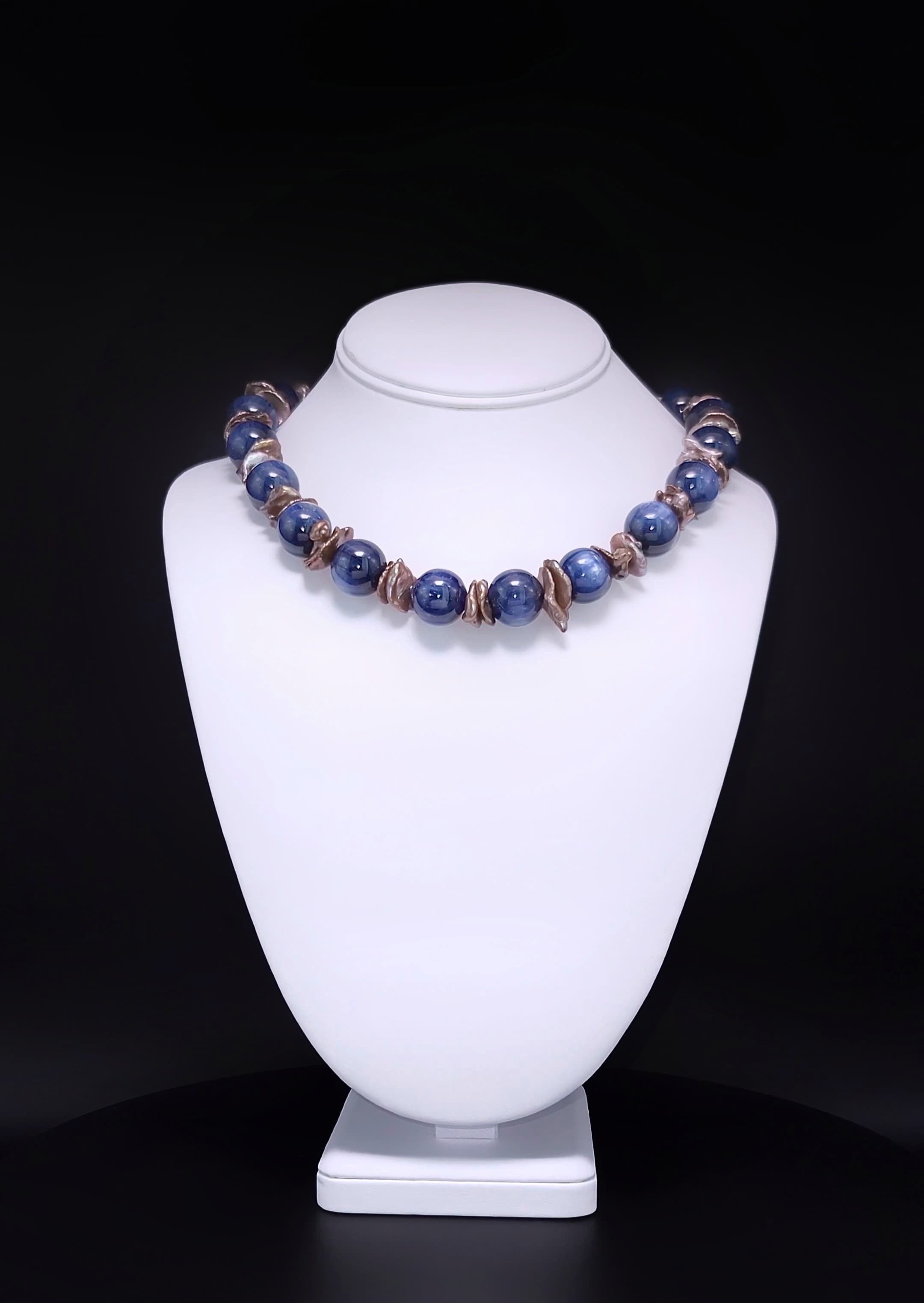 Descubre la belleza de nuestro Collar Único, en el que el azul intenso de la Cianita armoniza con las exquisitas Perlas Keshi de bronce perforadas en el centro, enmarcando un impresionante ejemplar de Jaspe en el cierre. El llamativo contraste del