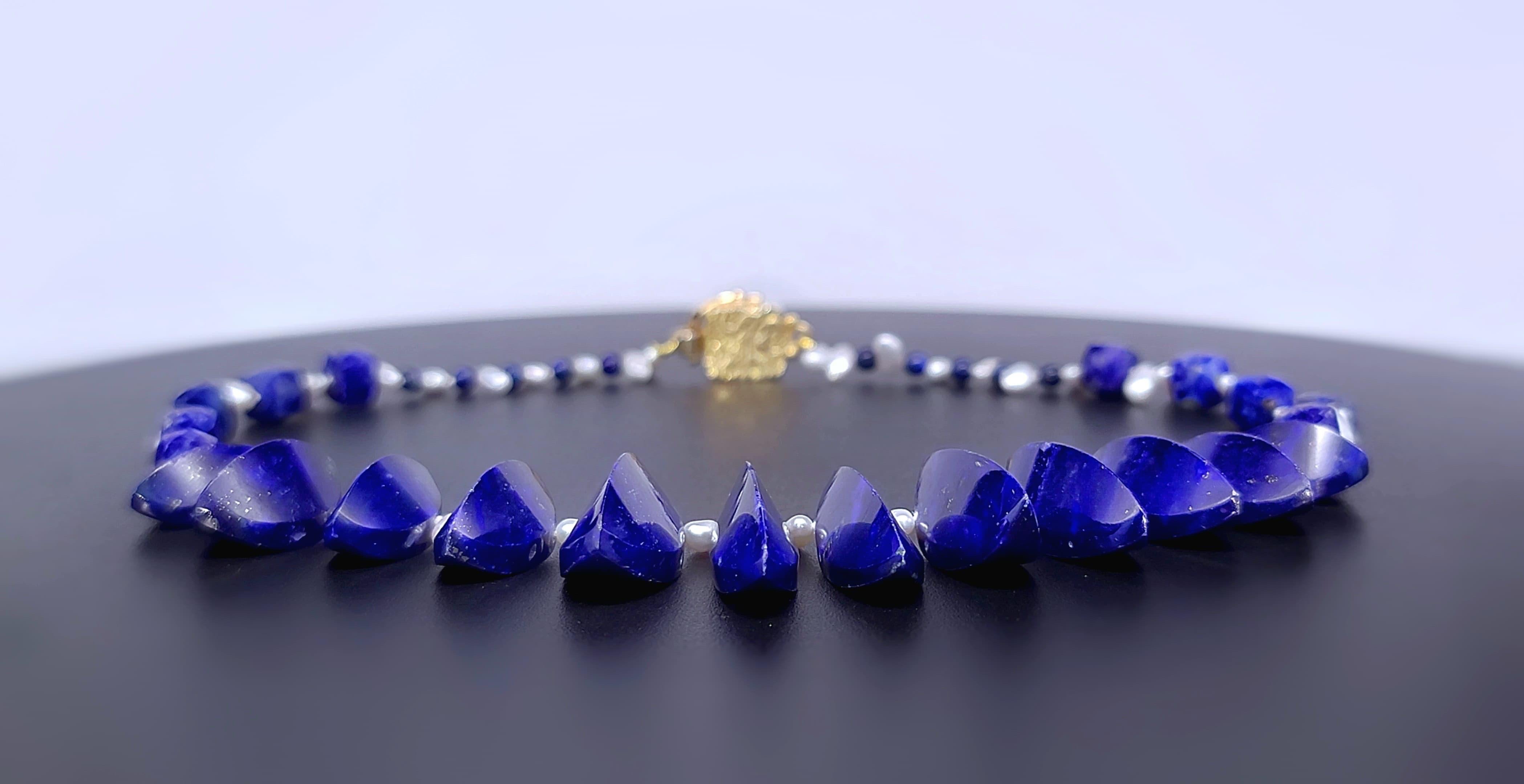 A.Jeschel Le perle di Lapis dal taglio insolito sono infilate in un'elegante collana. In condizioni Nuovo in vendita a Miami, FL