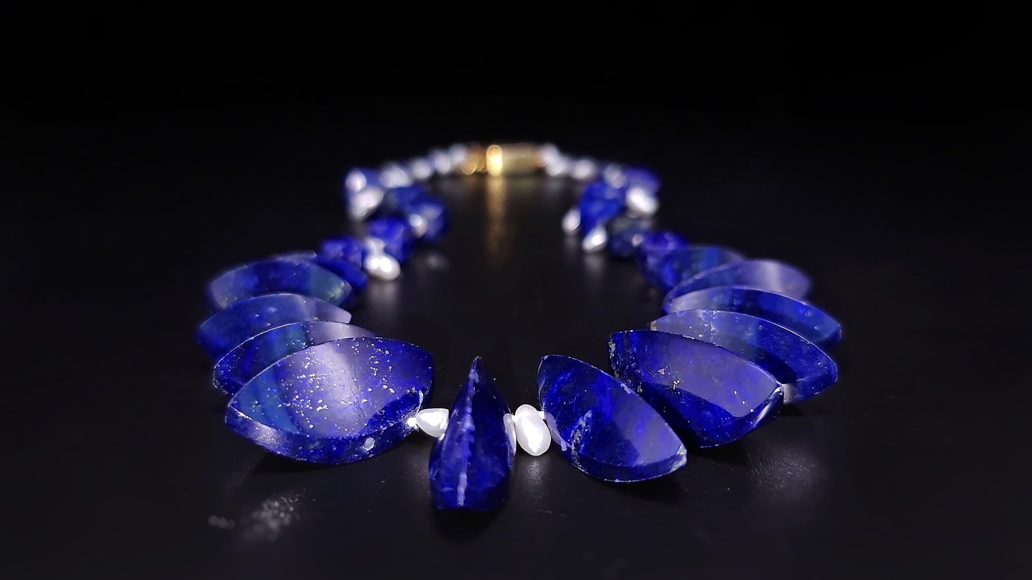 da uomo o donna A.Jeschel Le perle di Lapis dal taglio insolito sono infilate in un'elegante collana. in vendita